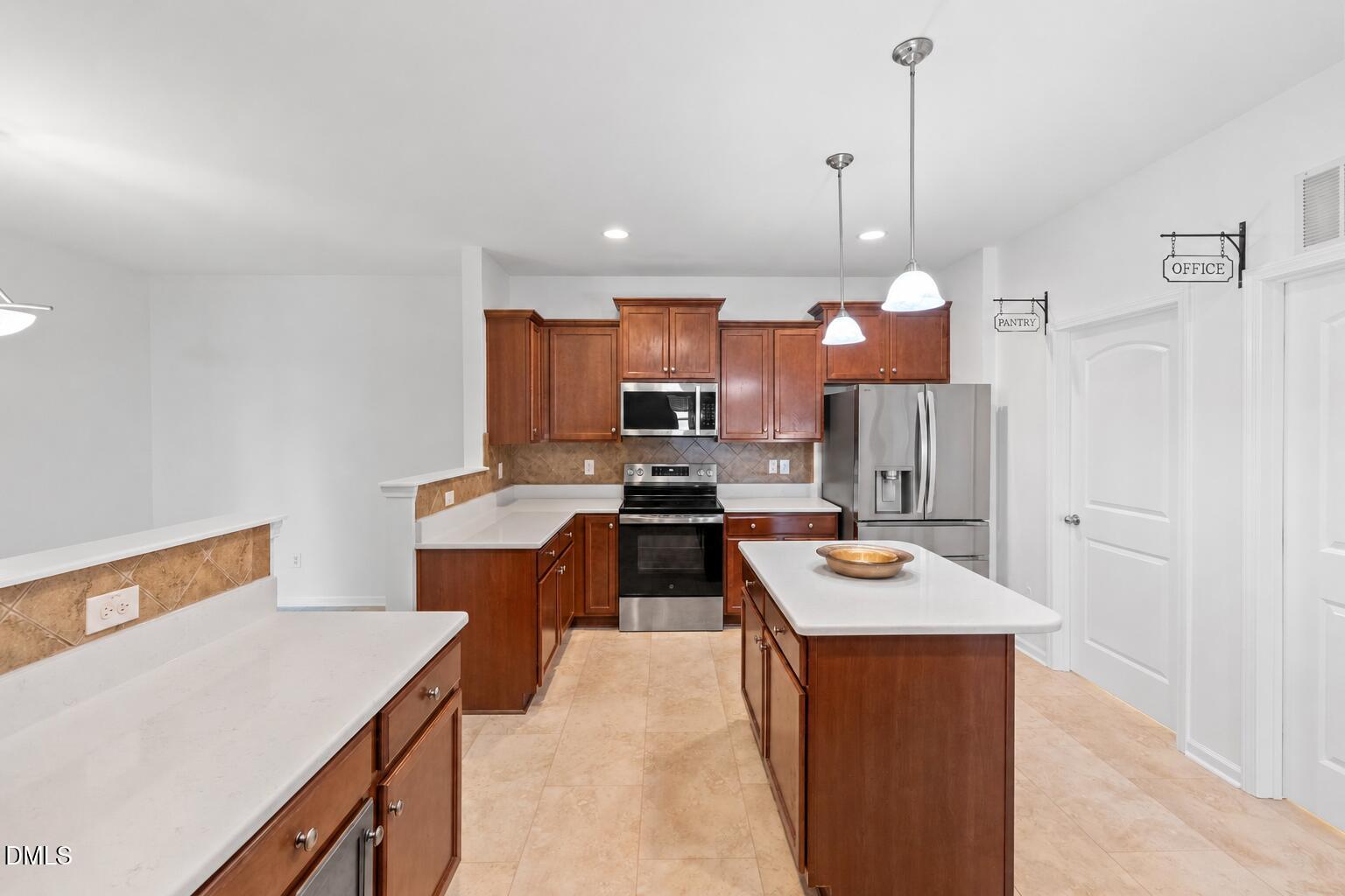 817 Edgeware Way Property Photo 21