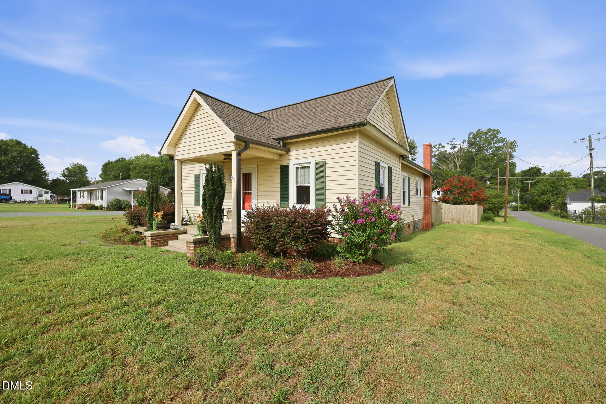 319 Apple Street Property Photo 2