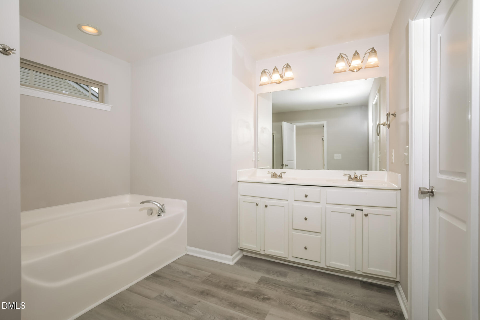 1604 Flowering Peach Trail Property Photo 12
