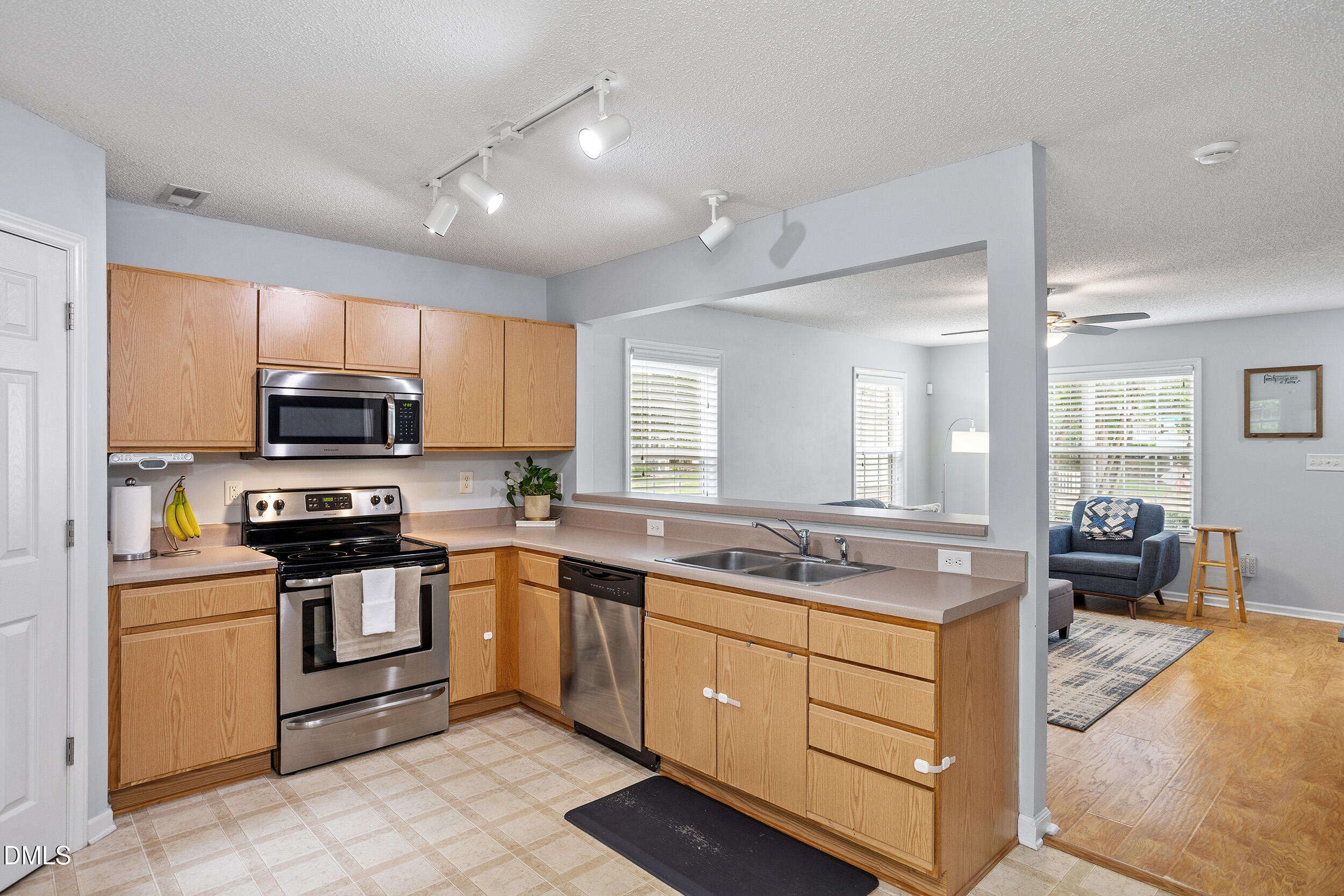 913 Woodgreen Drive Property Photo 10