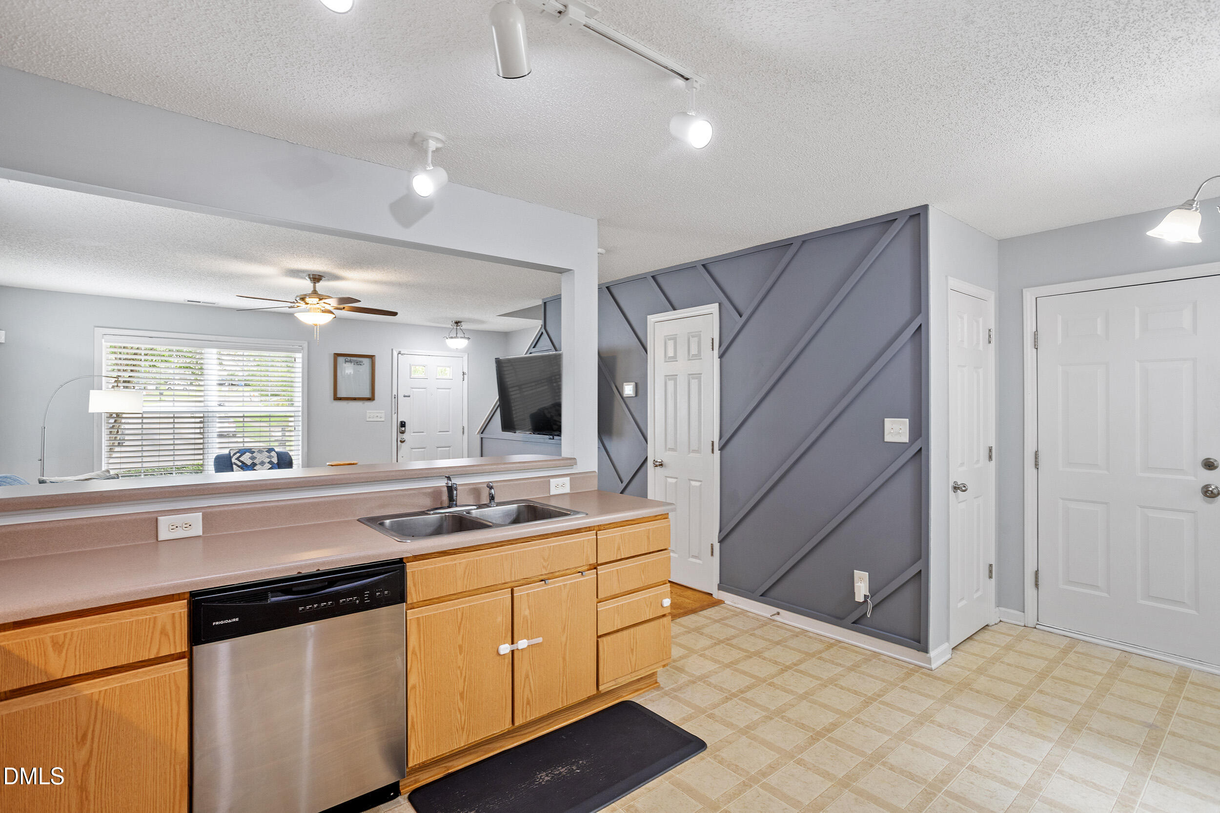 913 Woodgreen Drive Property Photo 11