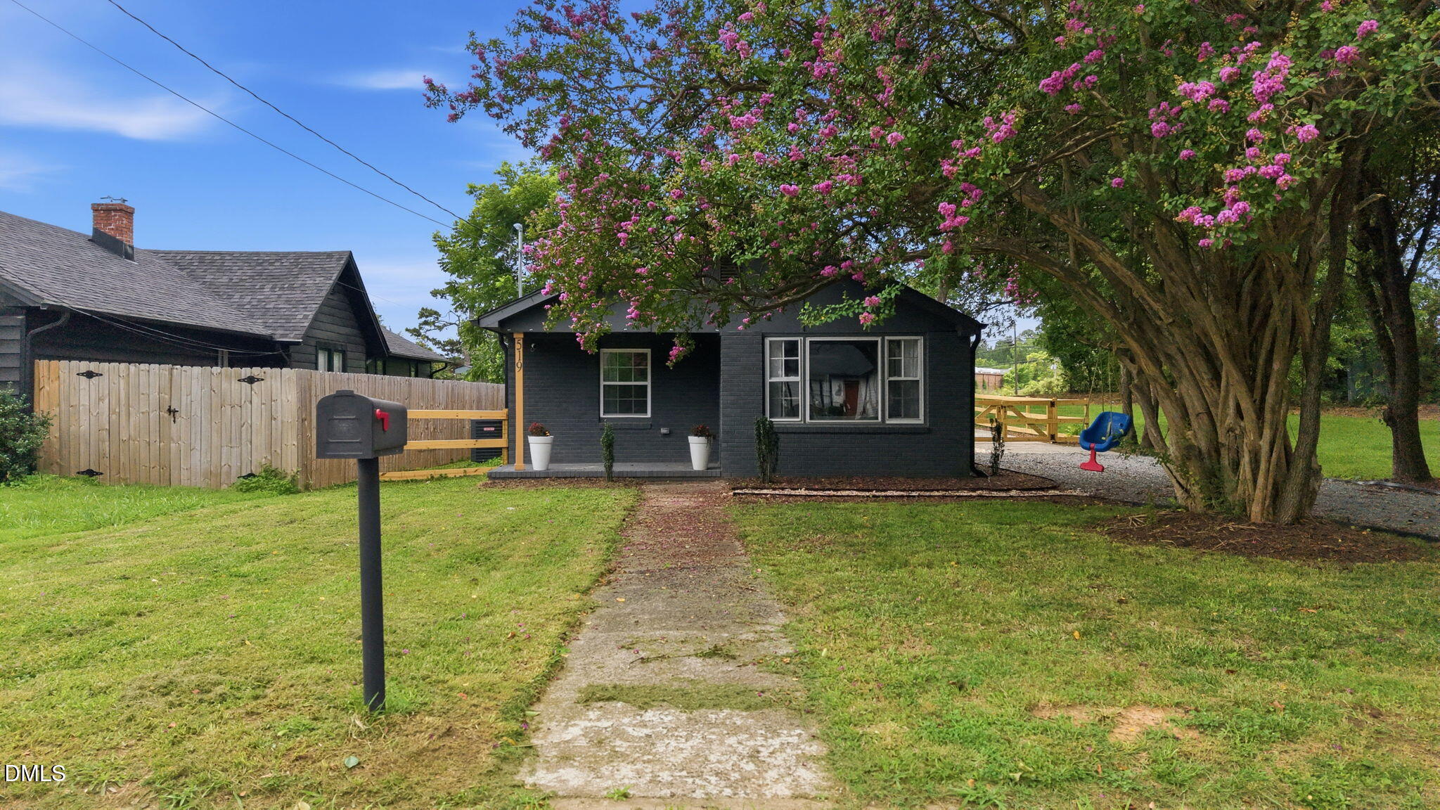 519 E End Avenue Property Photo 4