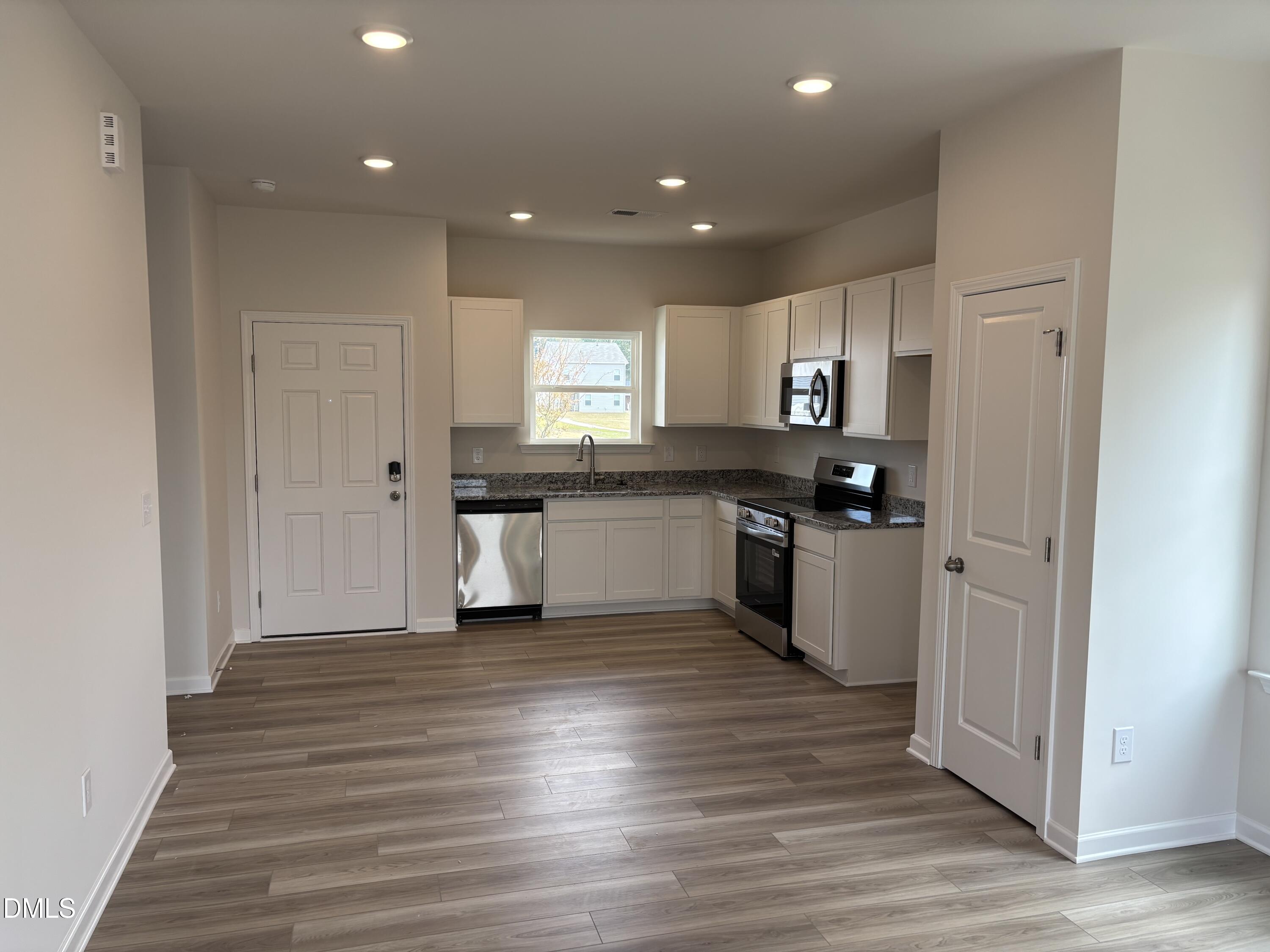 279 Courtside Drive Property Photo 3