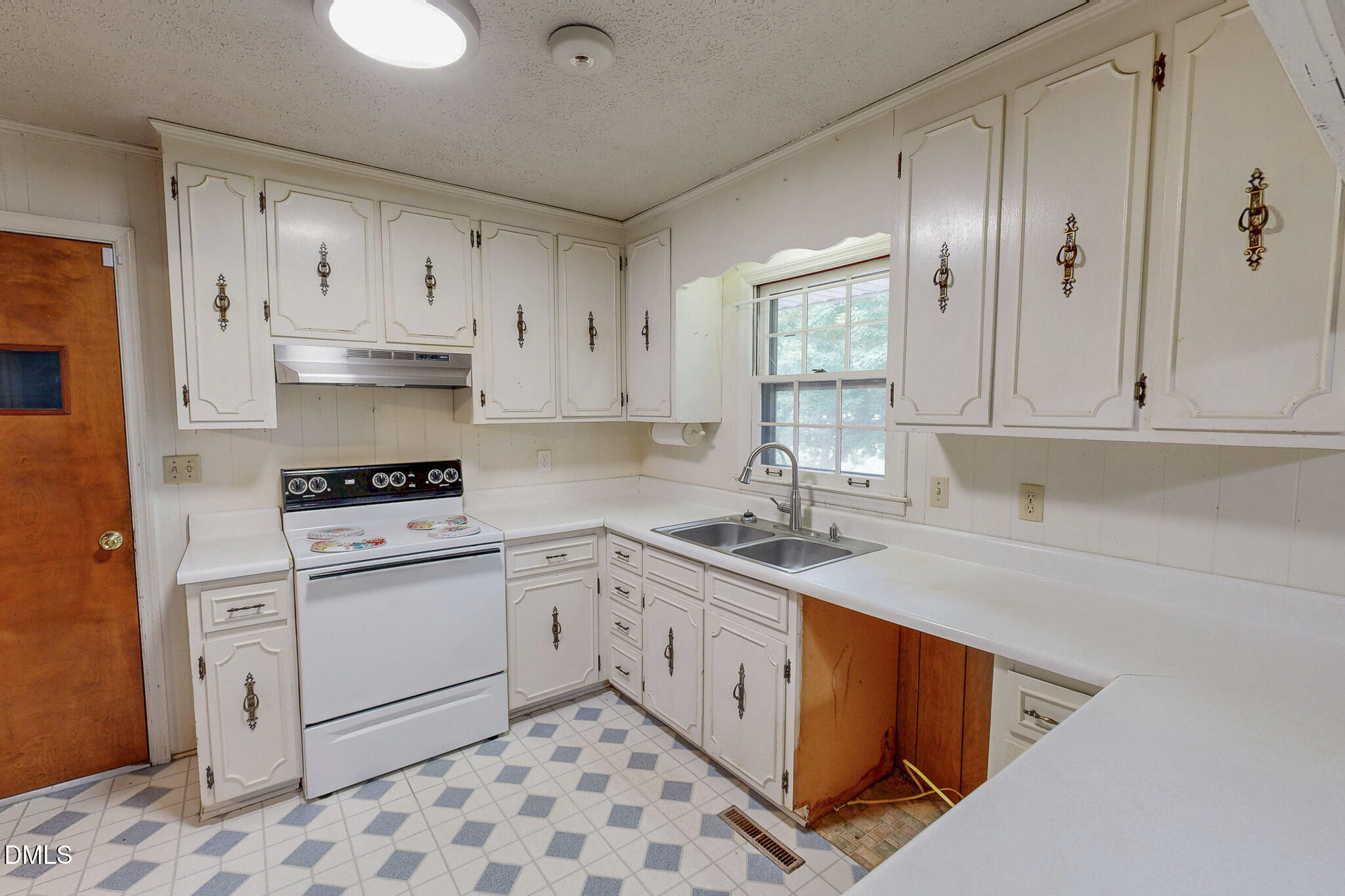 2072 Edwin Robertson Road Property Photo 4