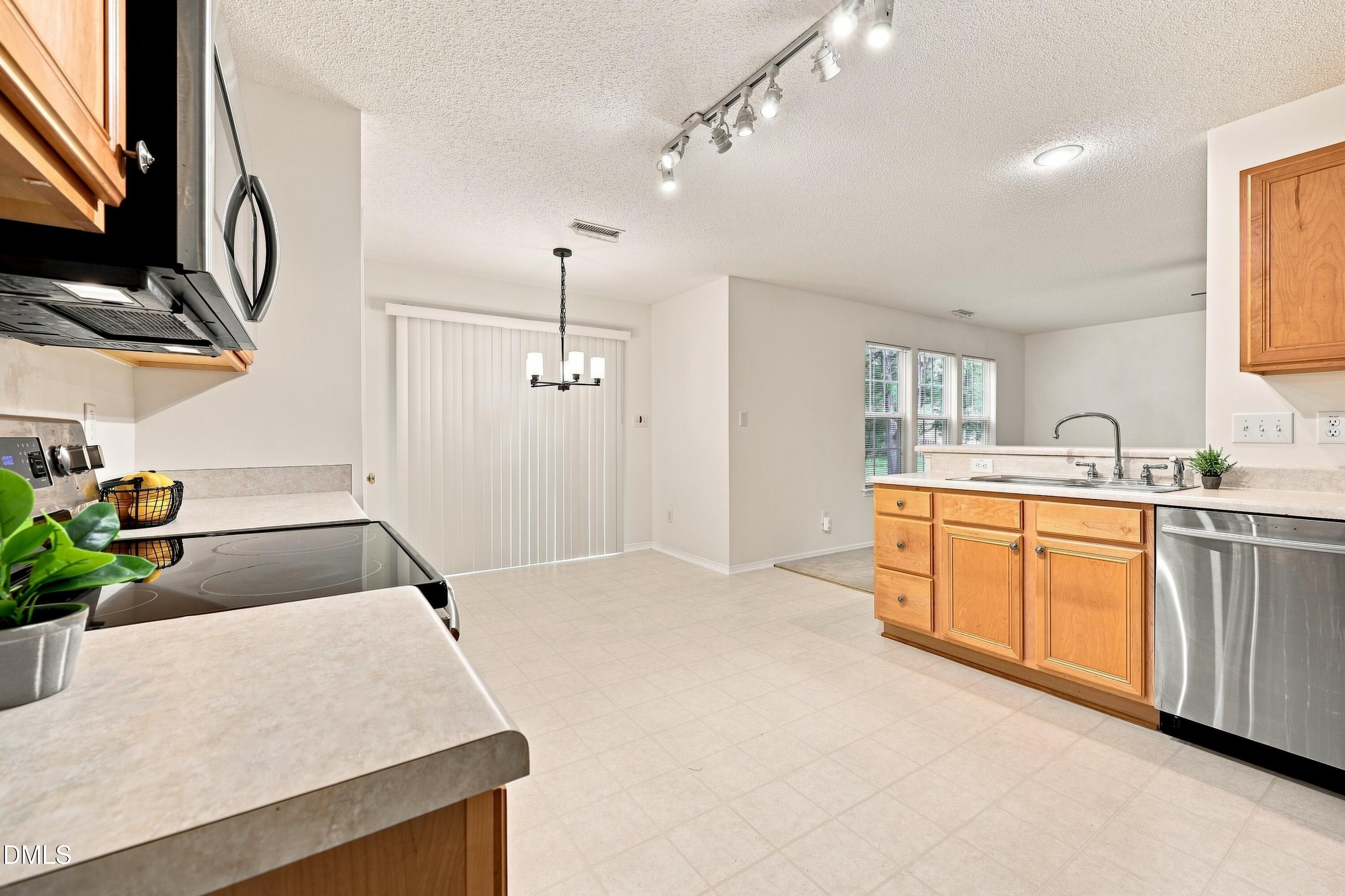 6001 Crayford Drive Property Photo 3