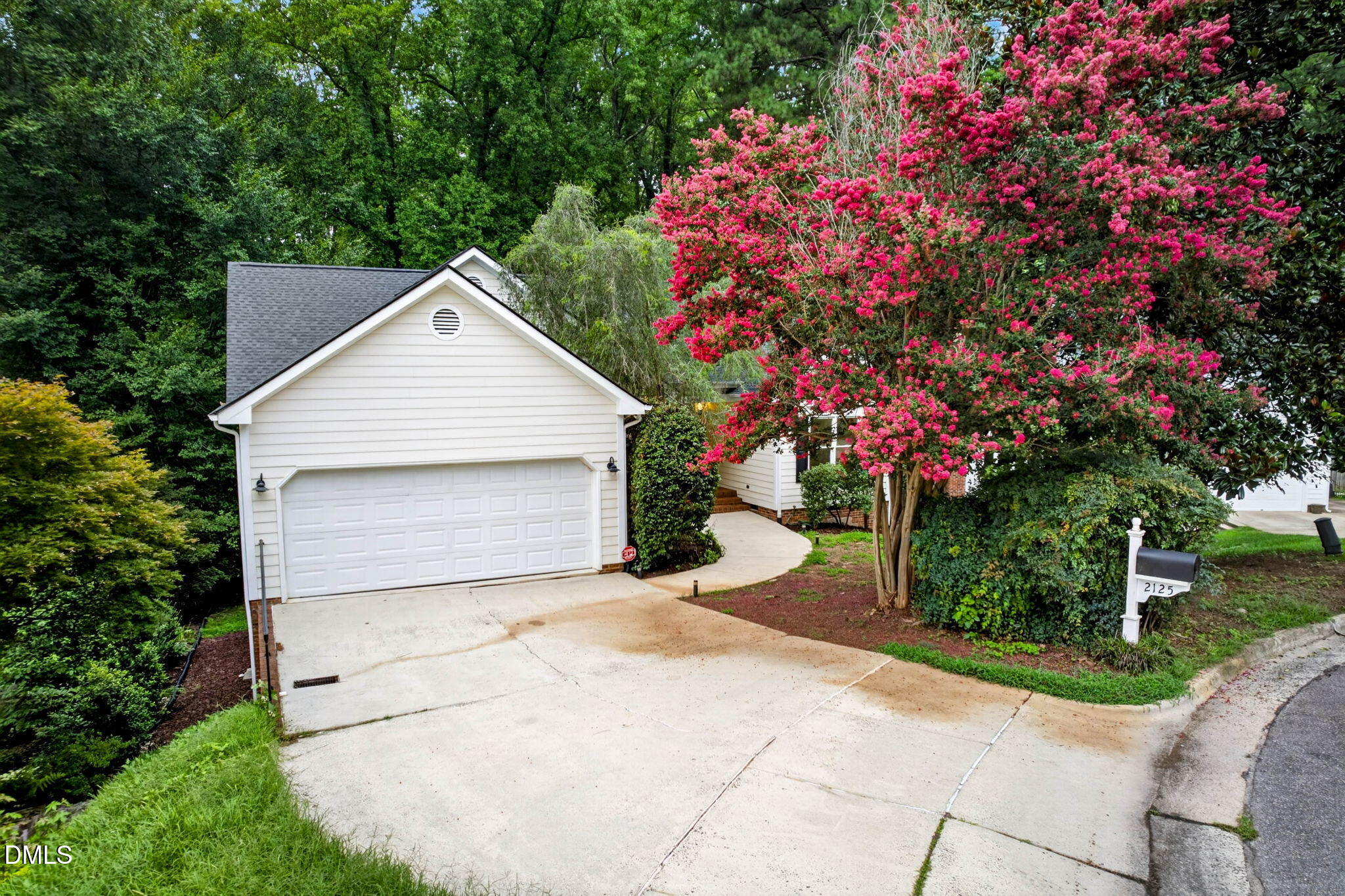 2125 Longwood Drive Property Photo 4