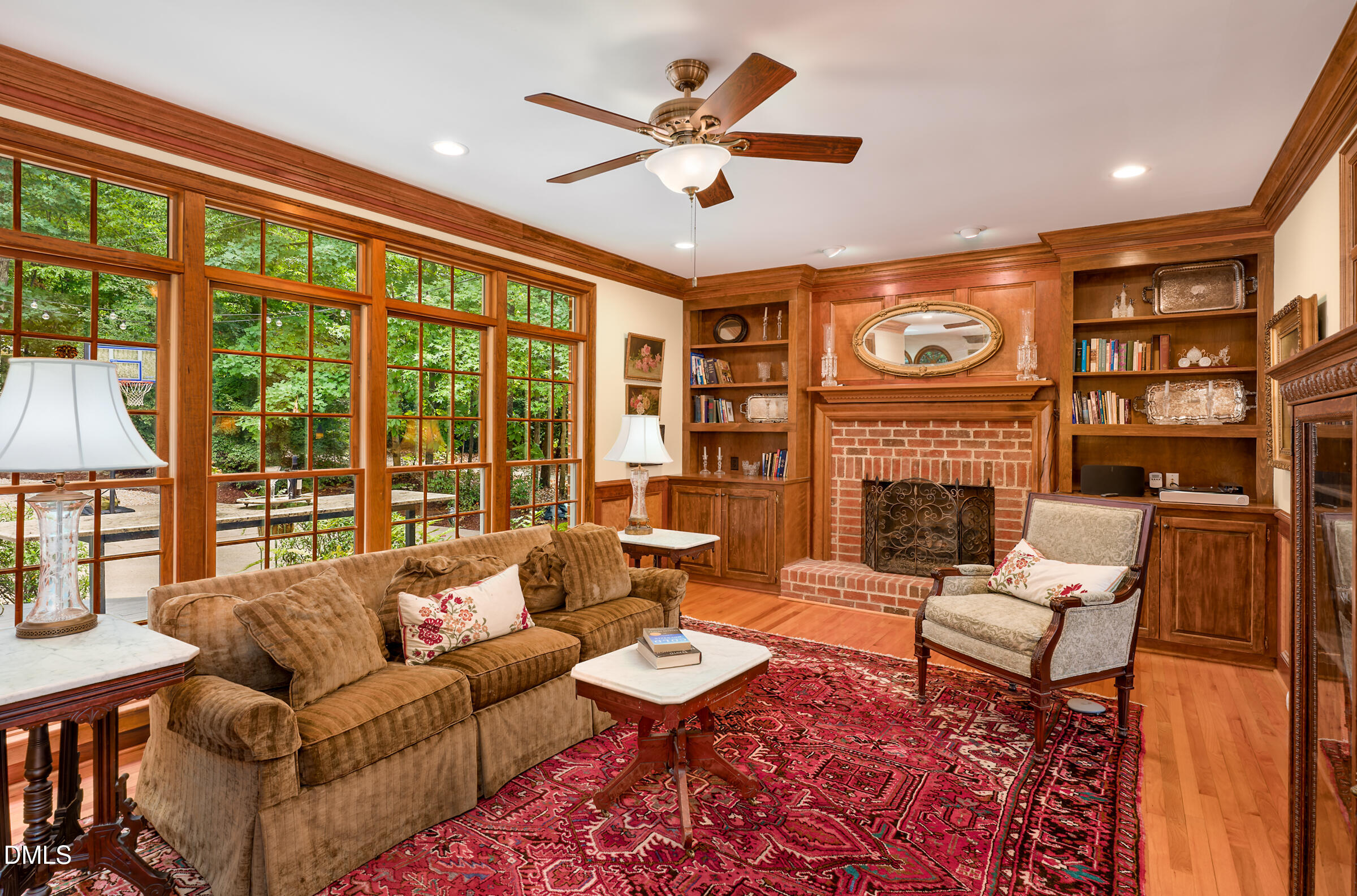320 Lochside Drive Property Photo 3