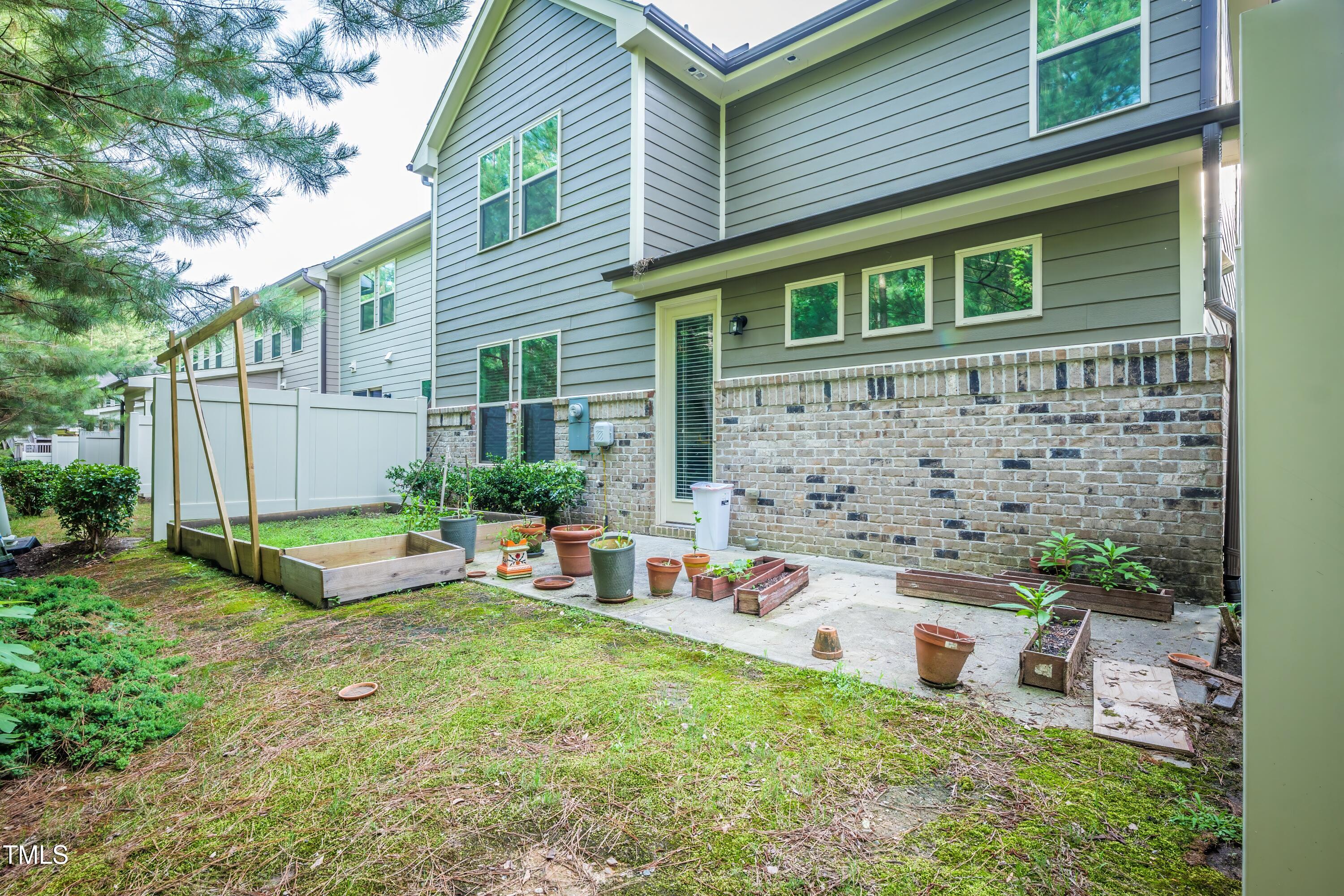 411 Alamosa Place Property Photo 3
