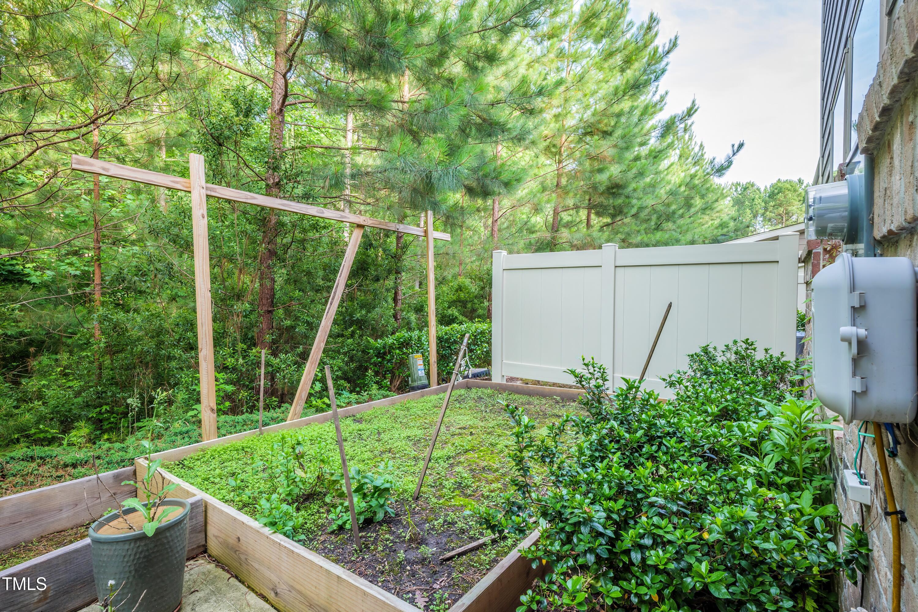 411 Alamosa Place Property Photo 7