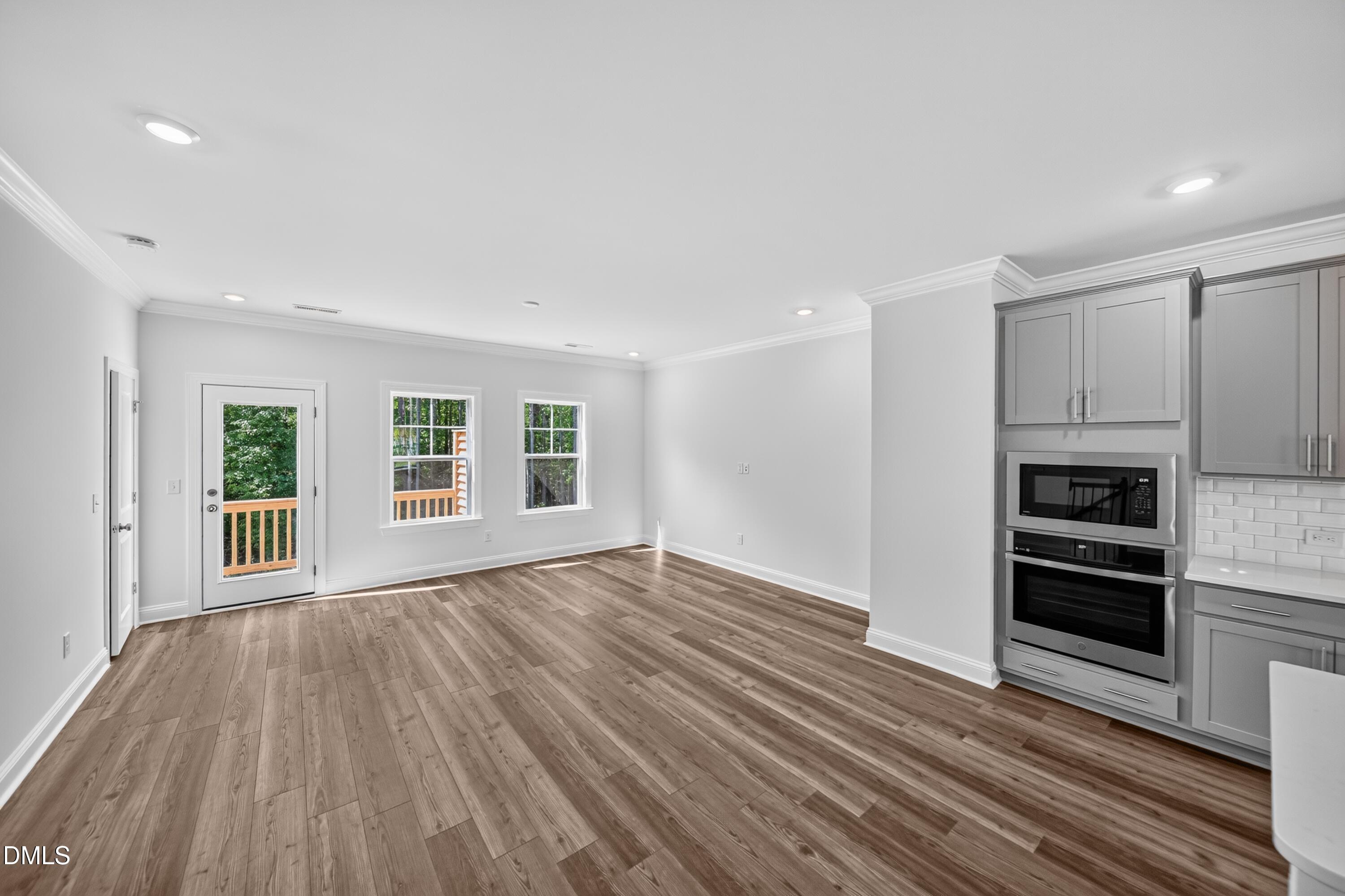 2869 Foster Woods Drive Property Photo 3