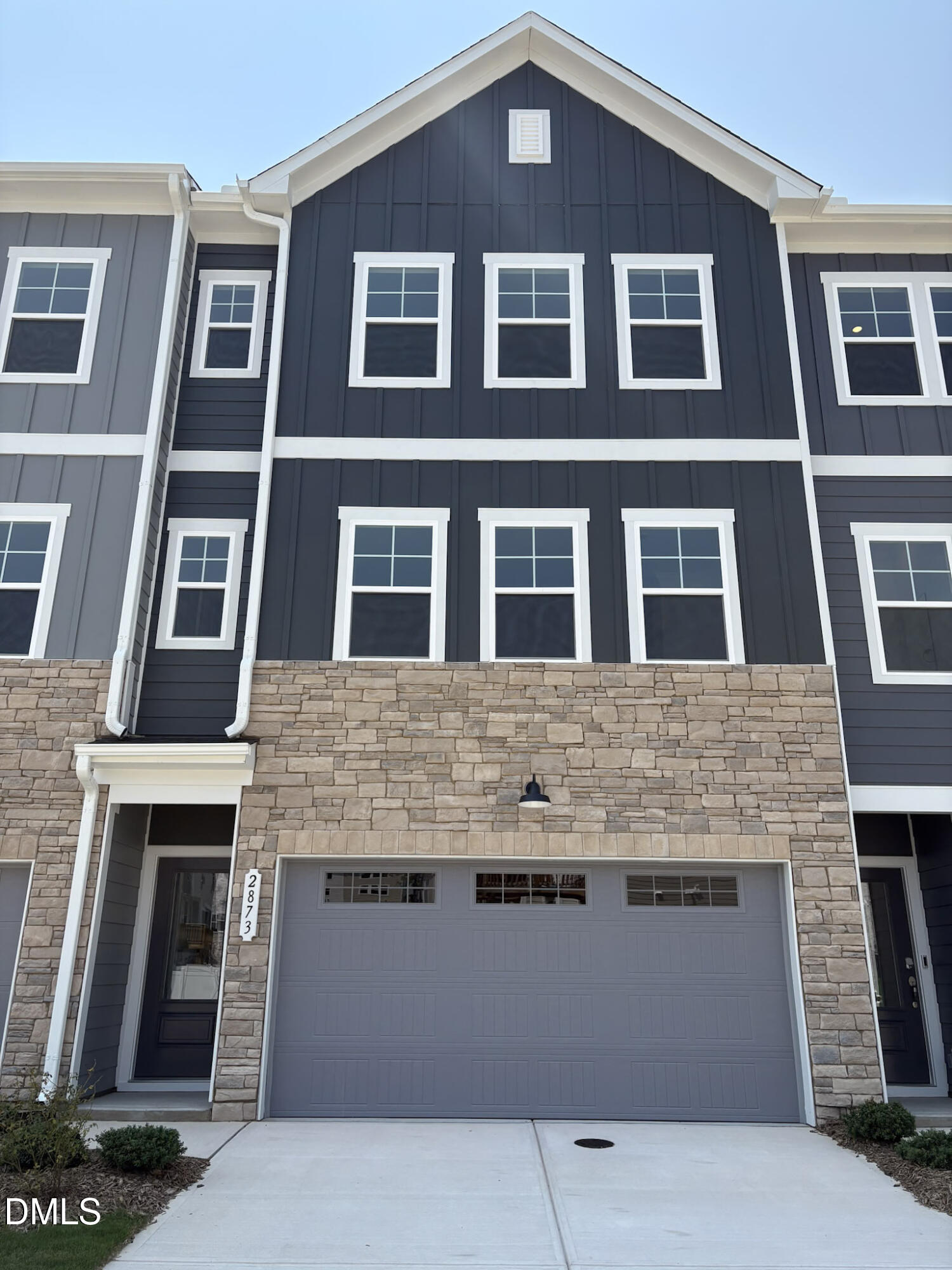 2873 Foster Woods Drive Property Photo 2