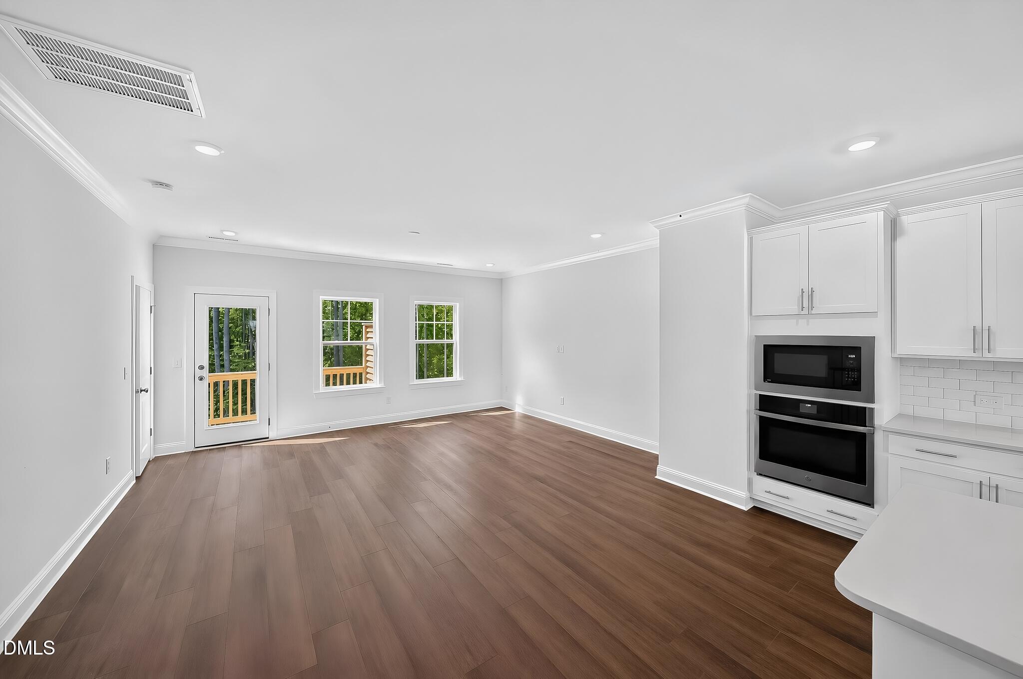 2873 Foster Woods Drive Property Photo 3