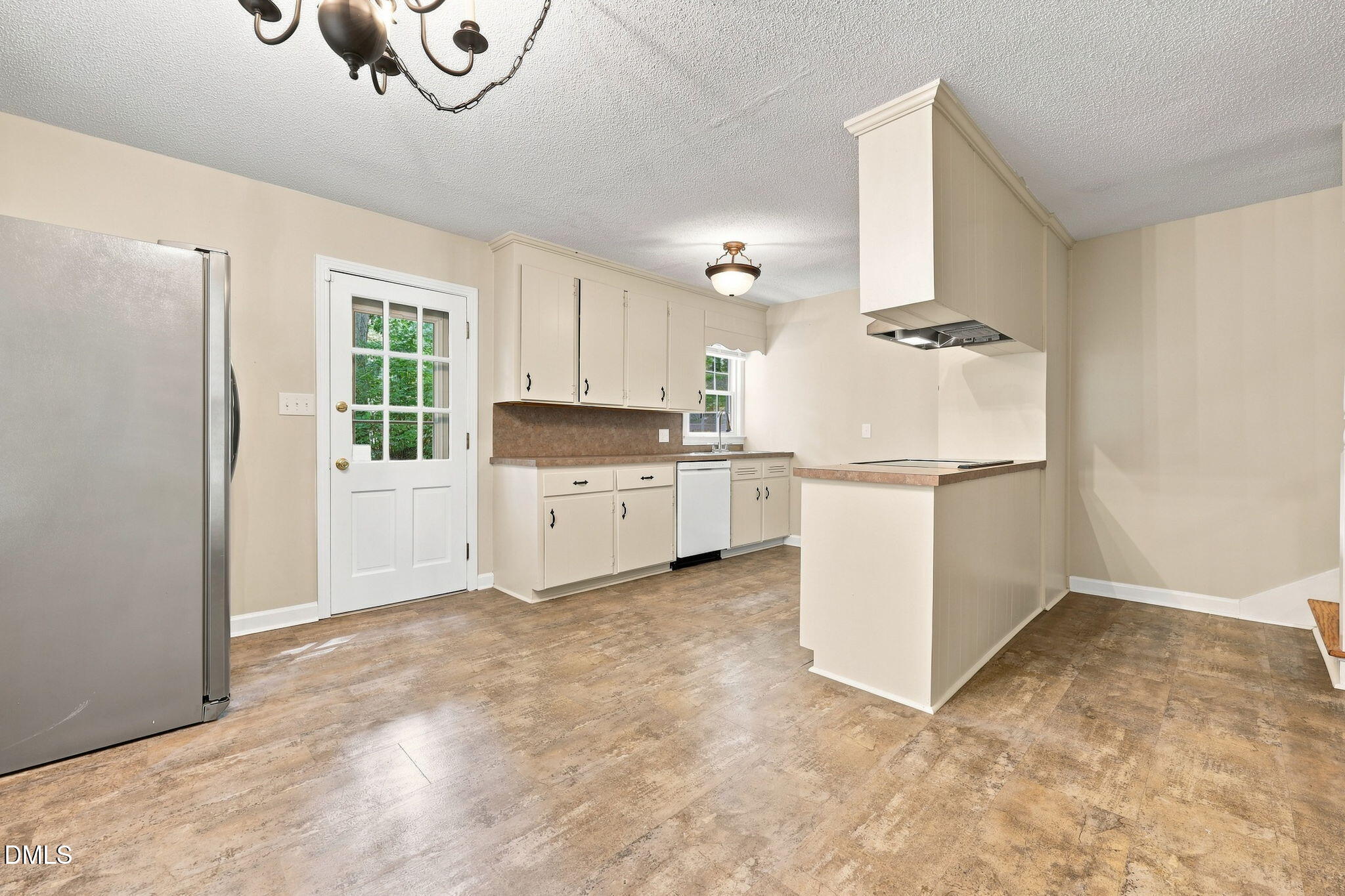 2121 N Shoreline Drive Property Photo 6
