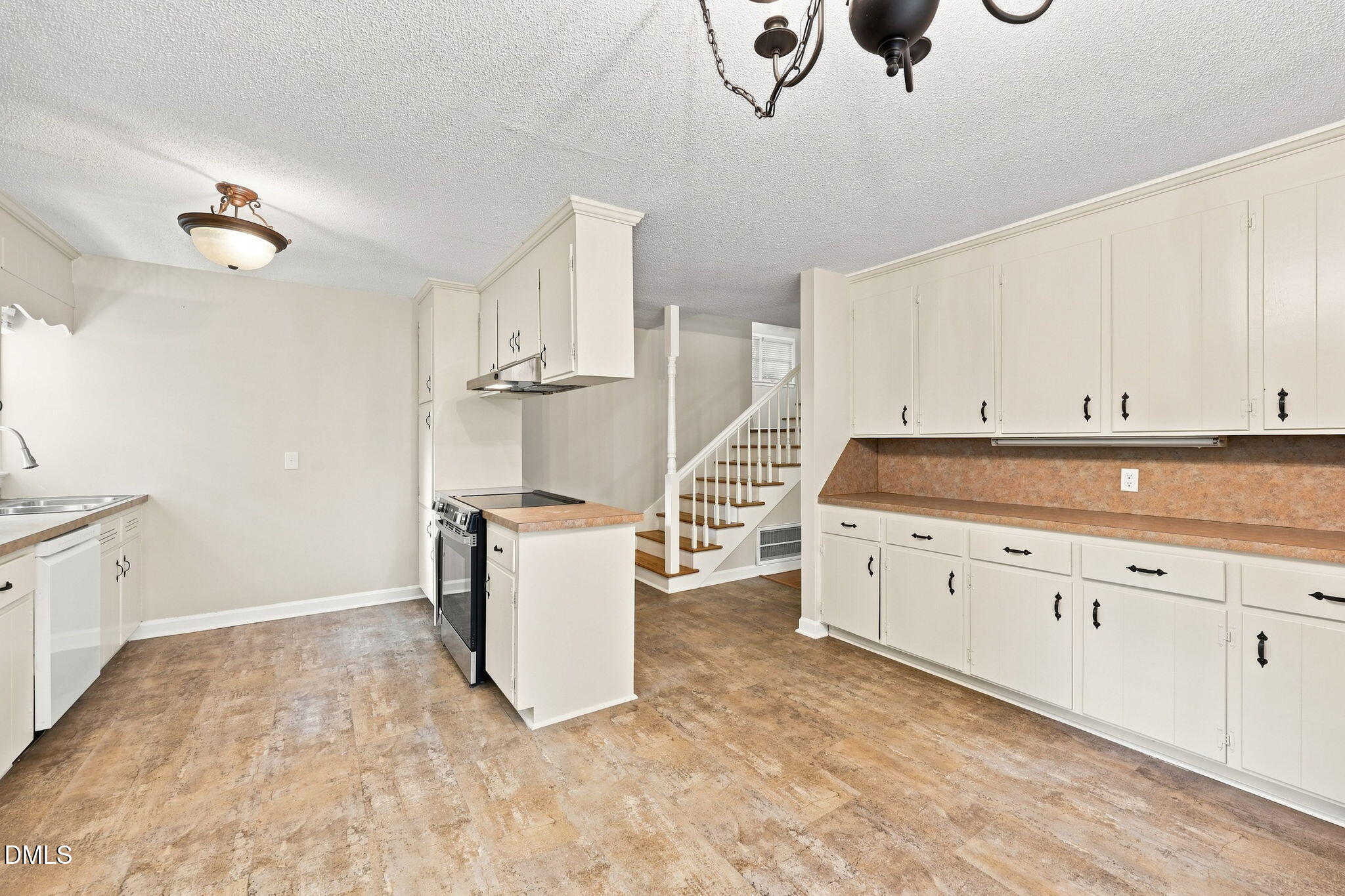 2121 N Shoreline Drive Property Photo 9