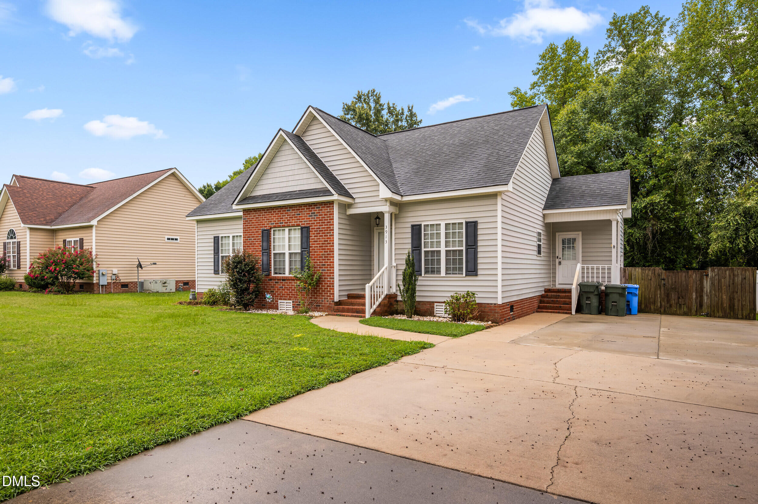 3913 Gloucester Drive W Property Photo 3