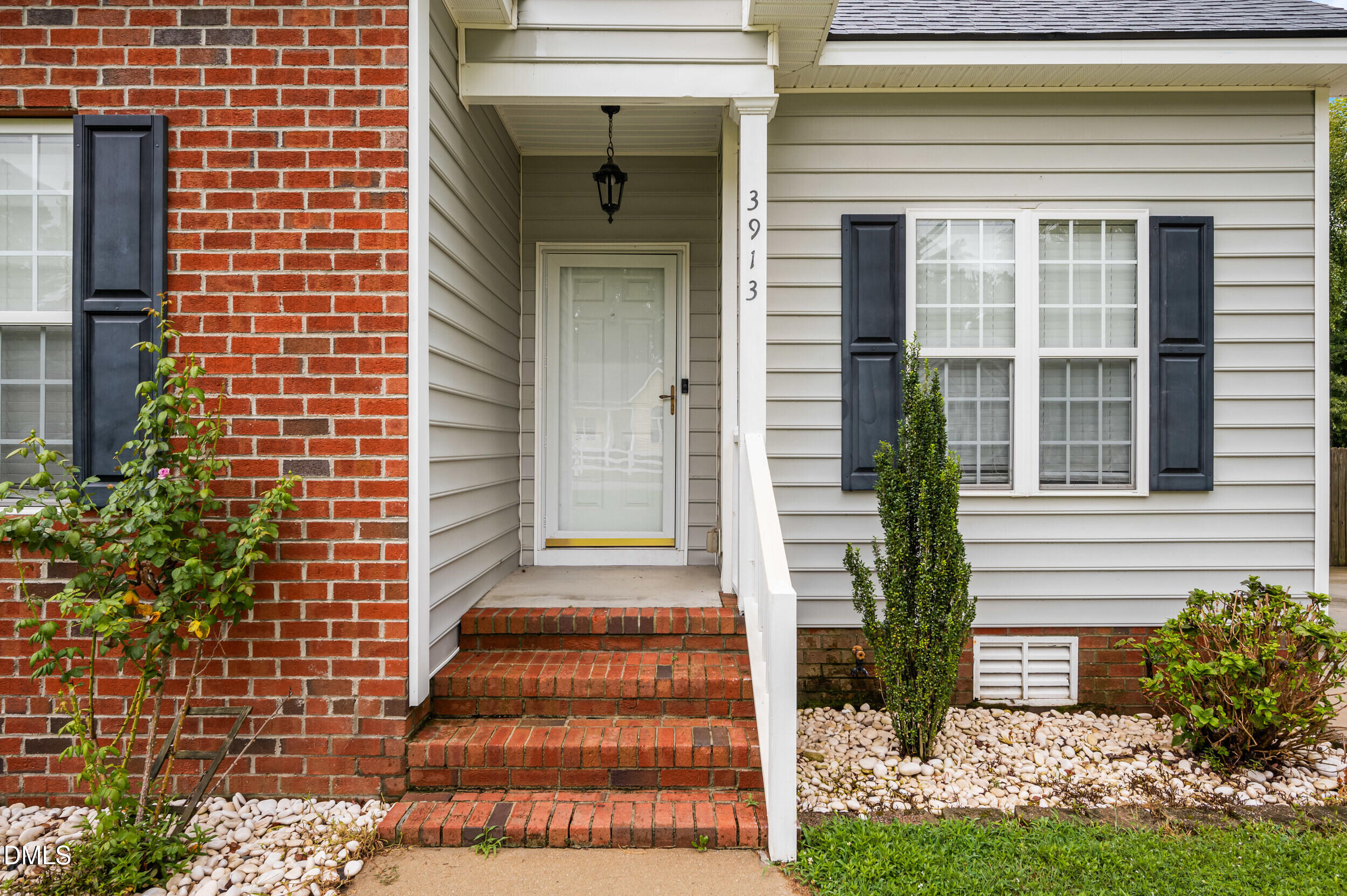 3913 Gloucester Drive W Property Photo 4
