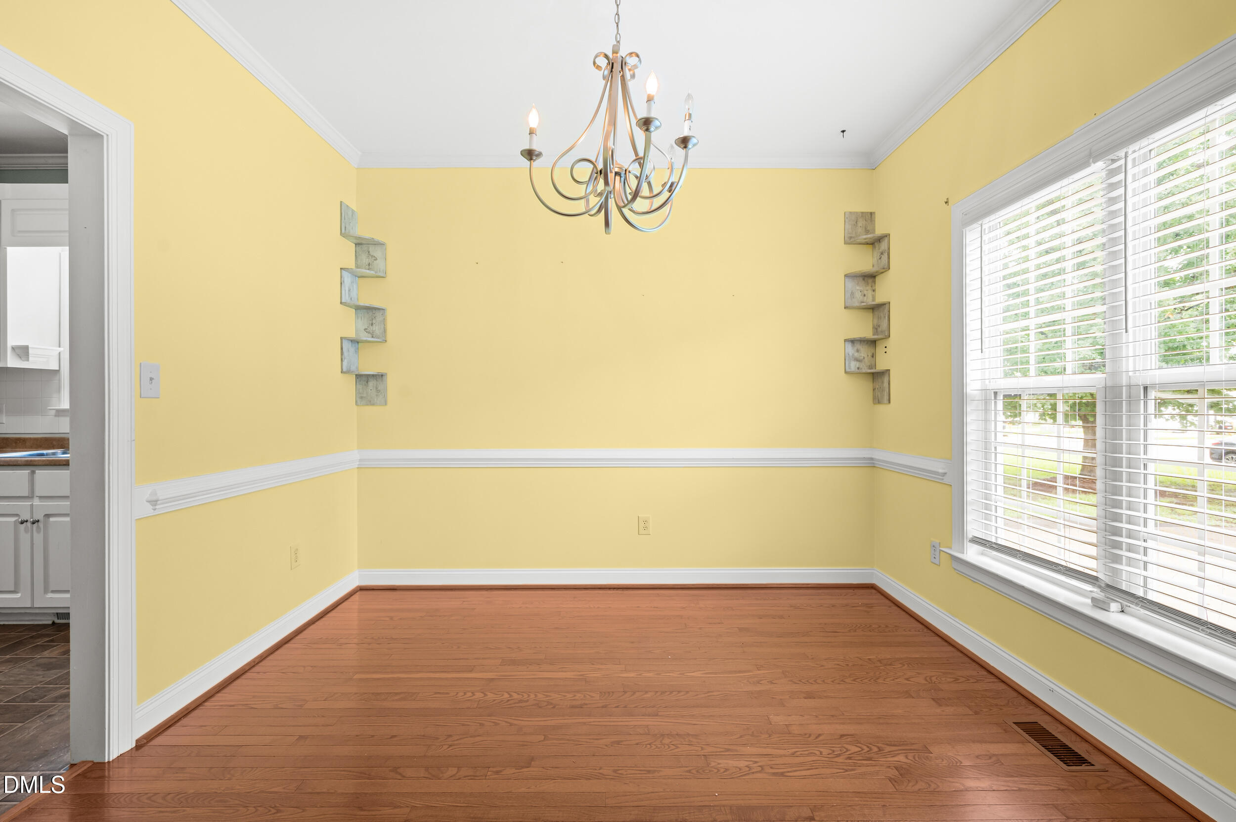 3913 Gloucester Drive W Property Photo 6
