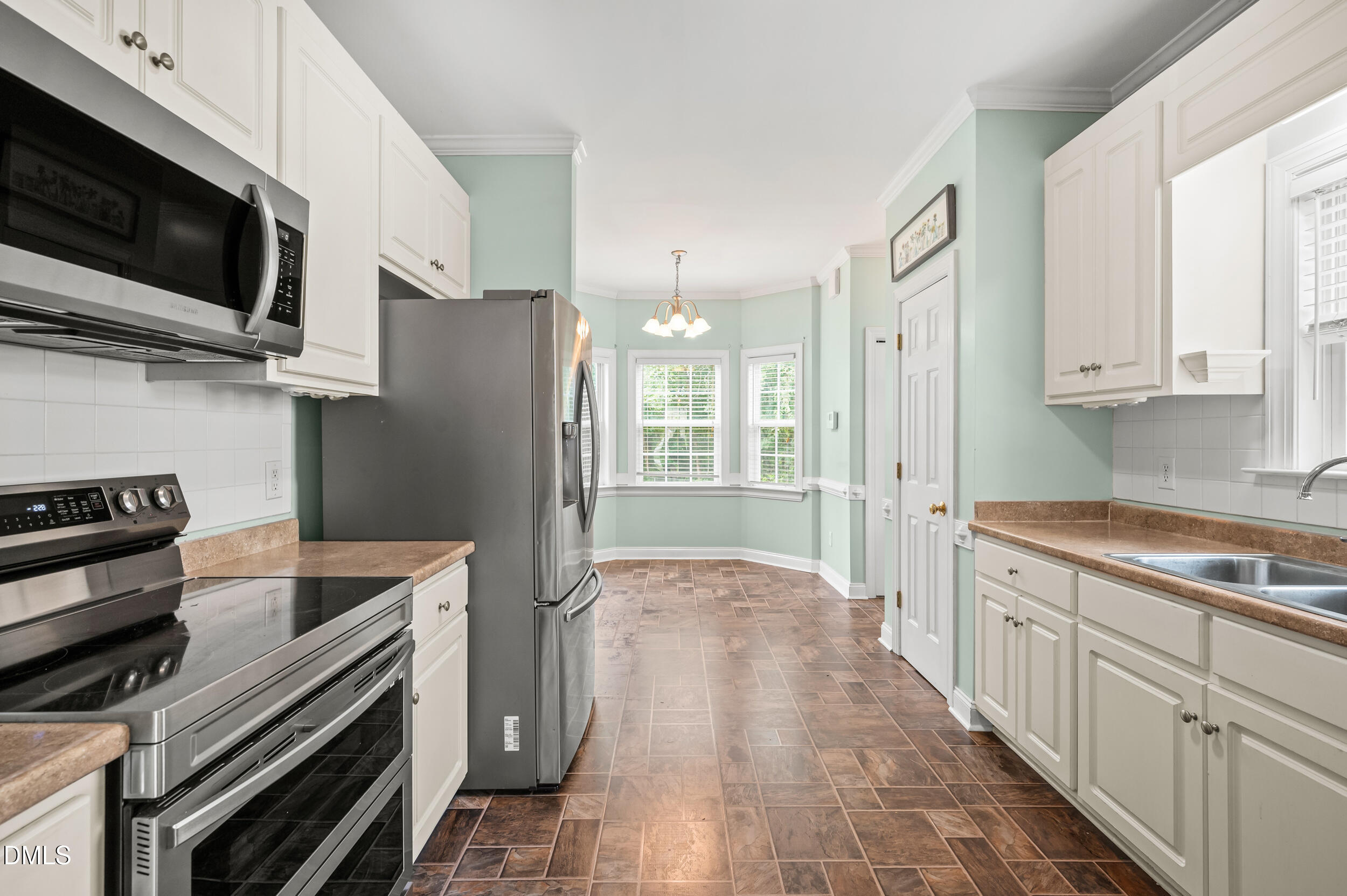 3913 Gloucester Drive W Property Photo 8