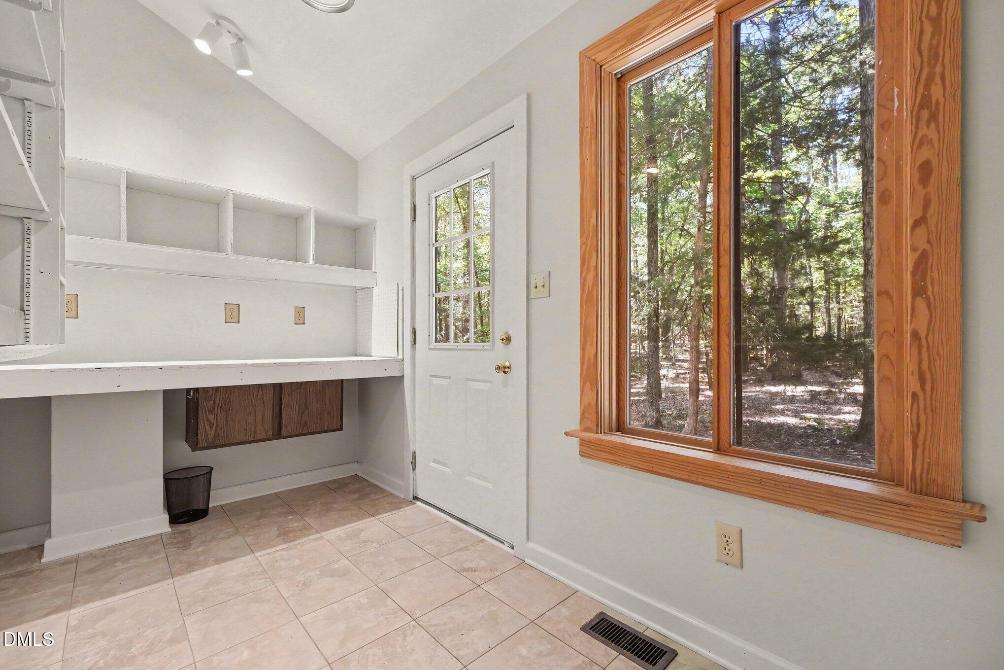 9507 Coachway Property Photo 8
