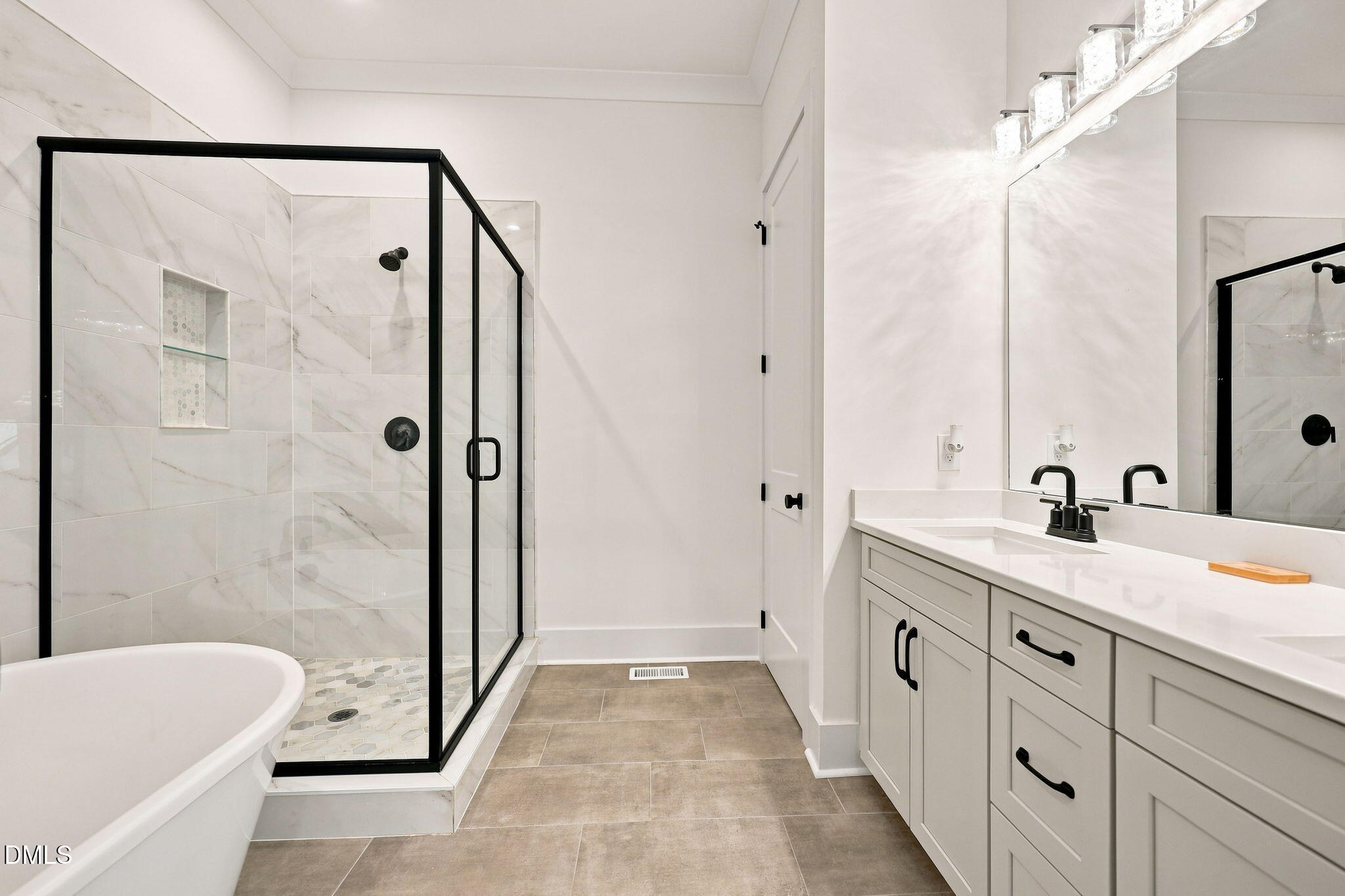 6633 Prescott Shore Drive Property Photo 3
