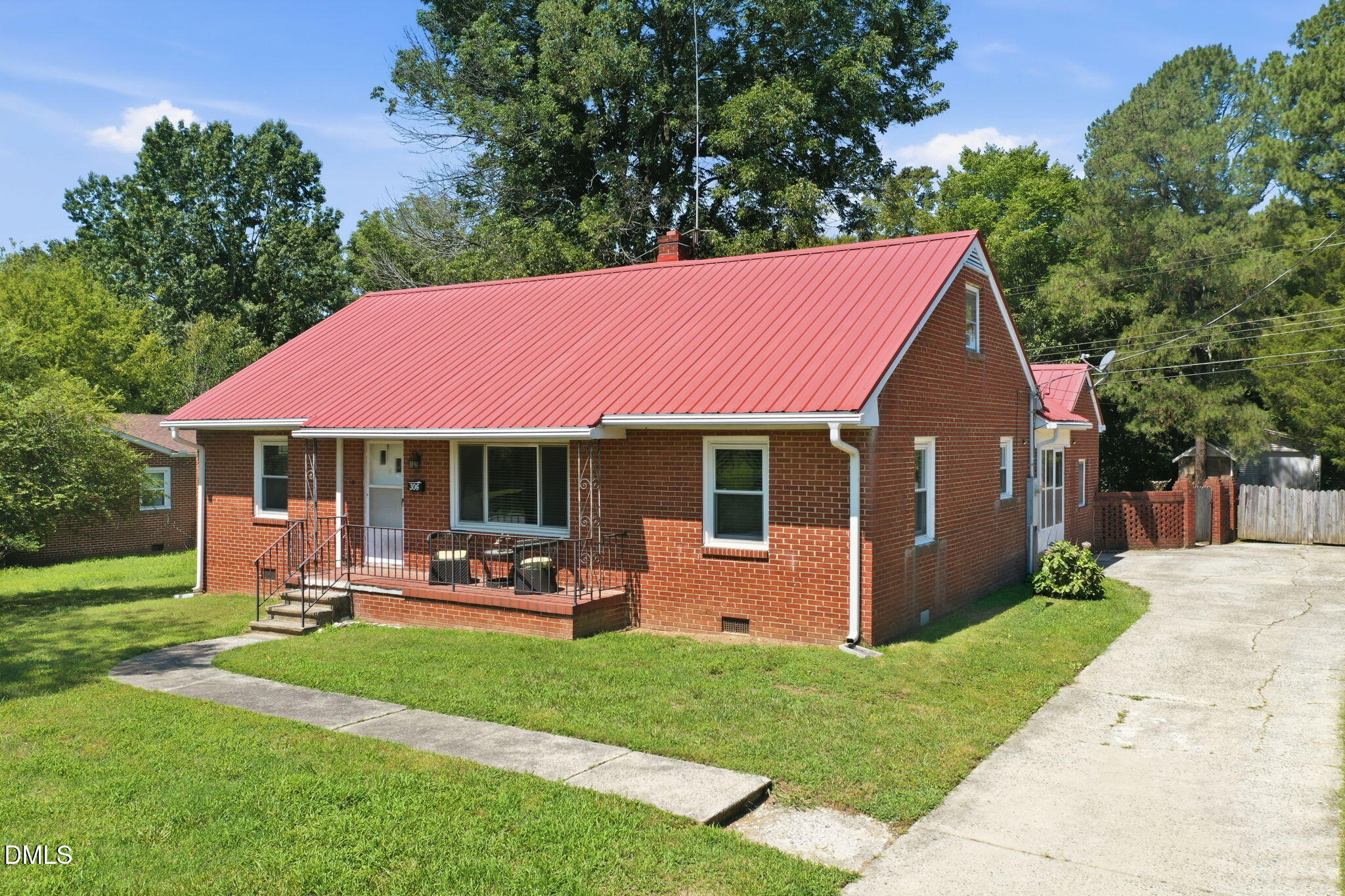 306 Oakgrove Drive Property Photo 1