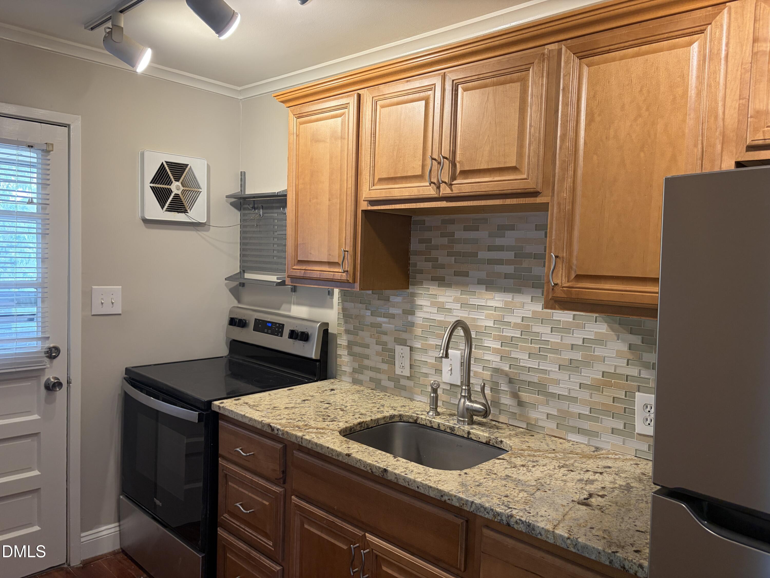 633 Daniels Street C Property Photo 9
