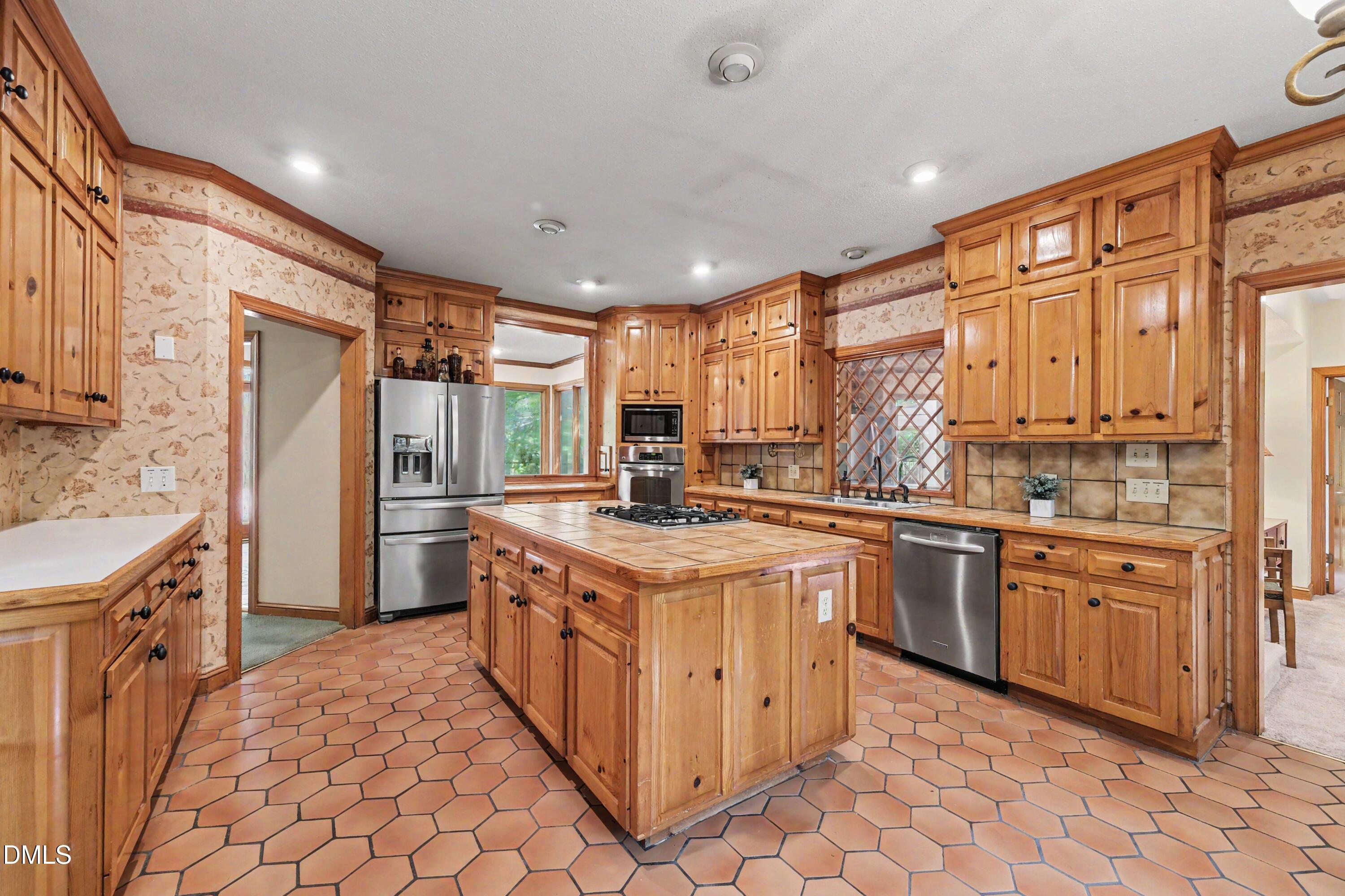 9921 Waterview Road Property Photo 8