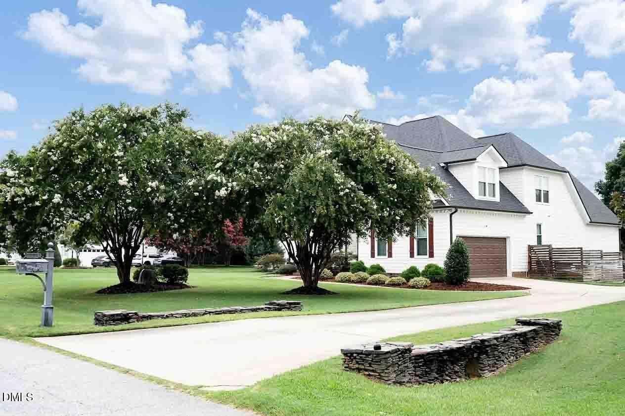3908 Autumn Creek Drive Property Photo 3