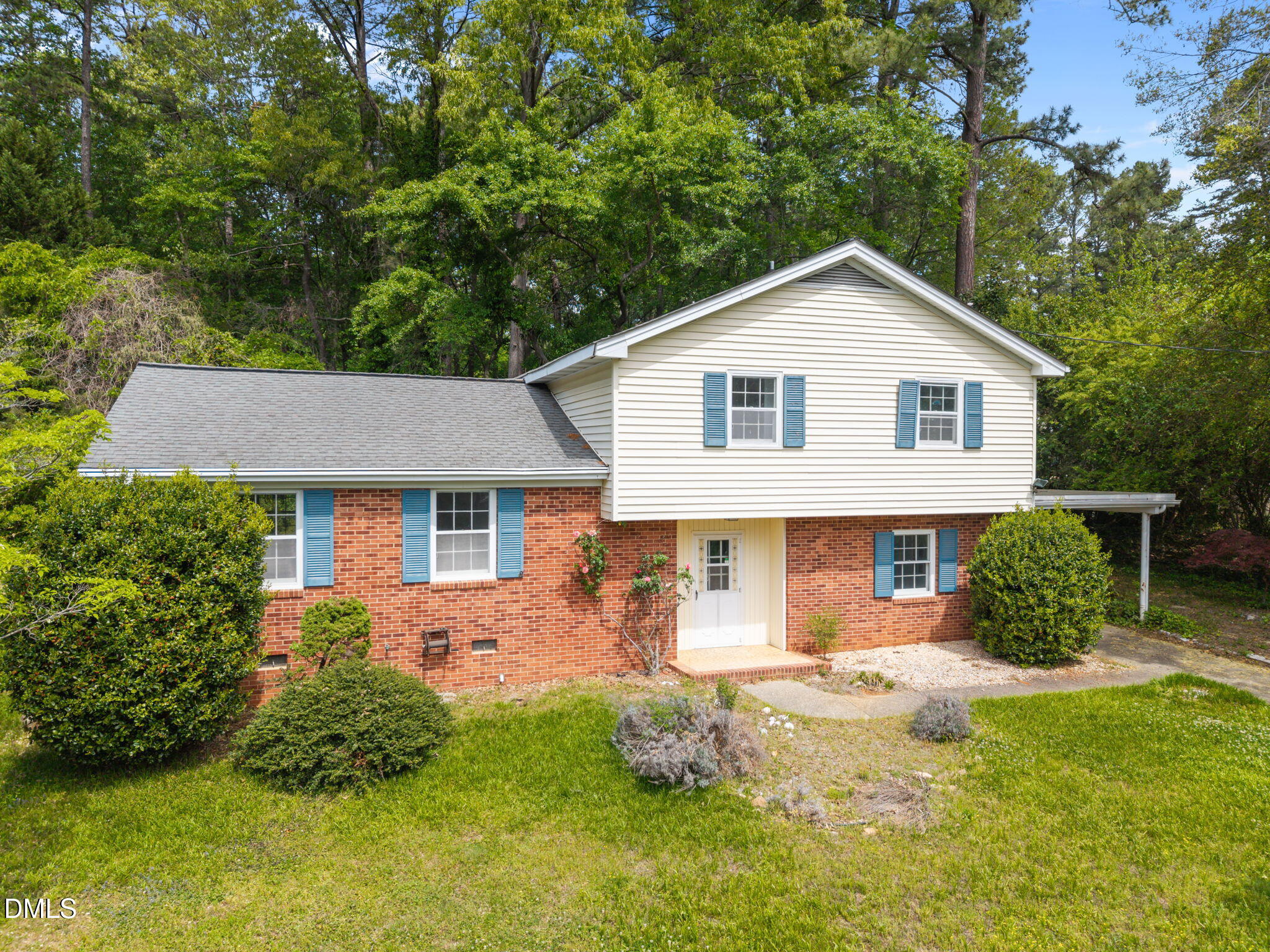 2204 Hillock Drive Property Photo 1