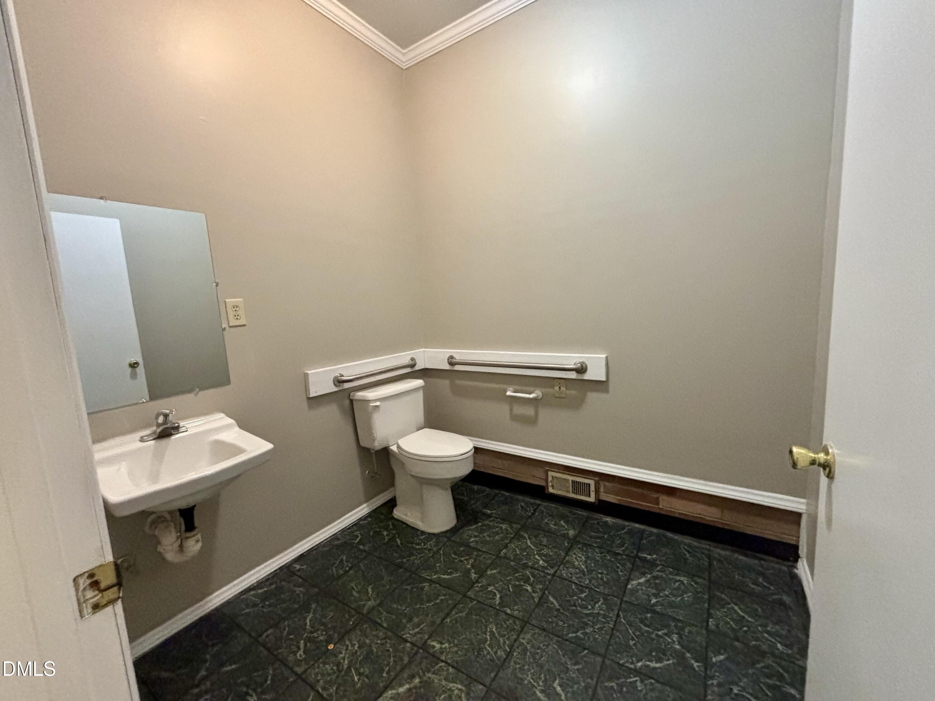 231 Pineland Avenue Property Photo 9