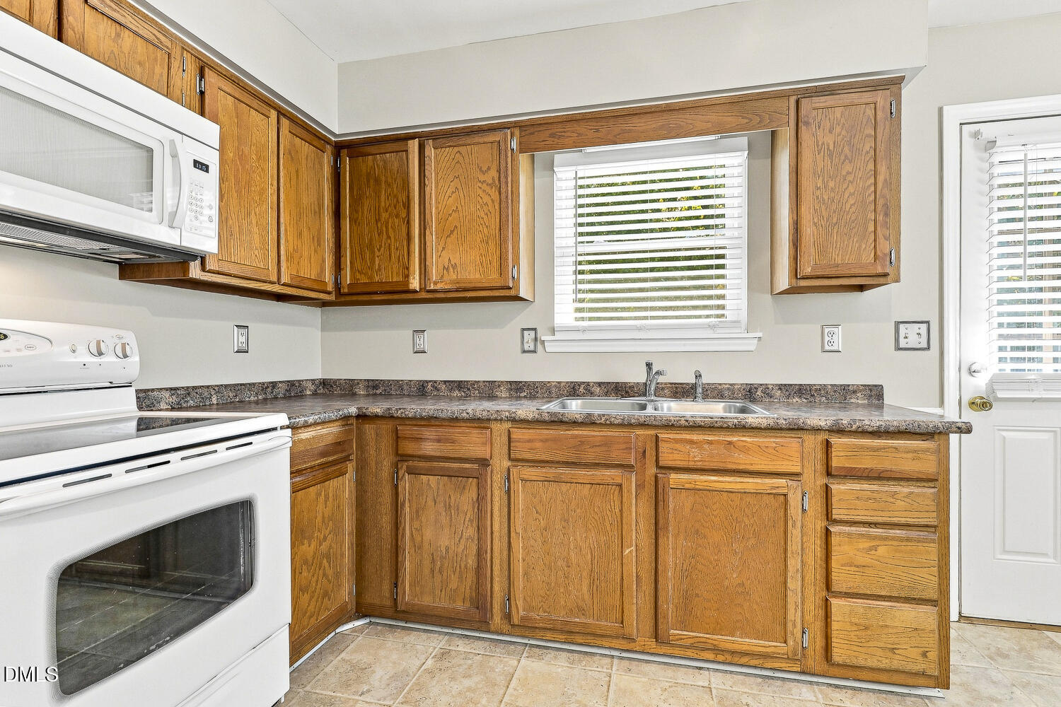 2606 Kingdom Way Property Photo 4