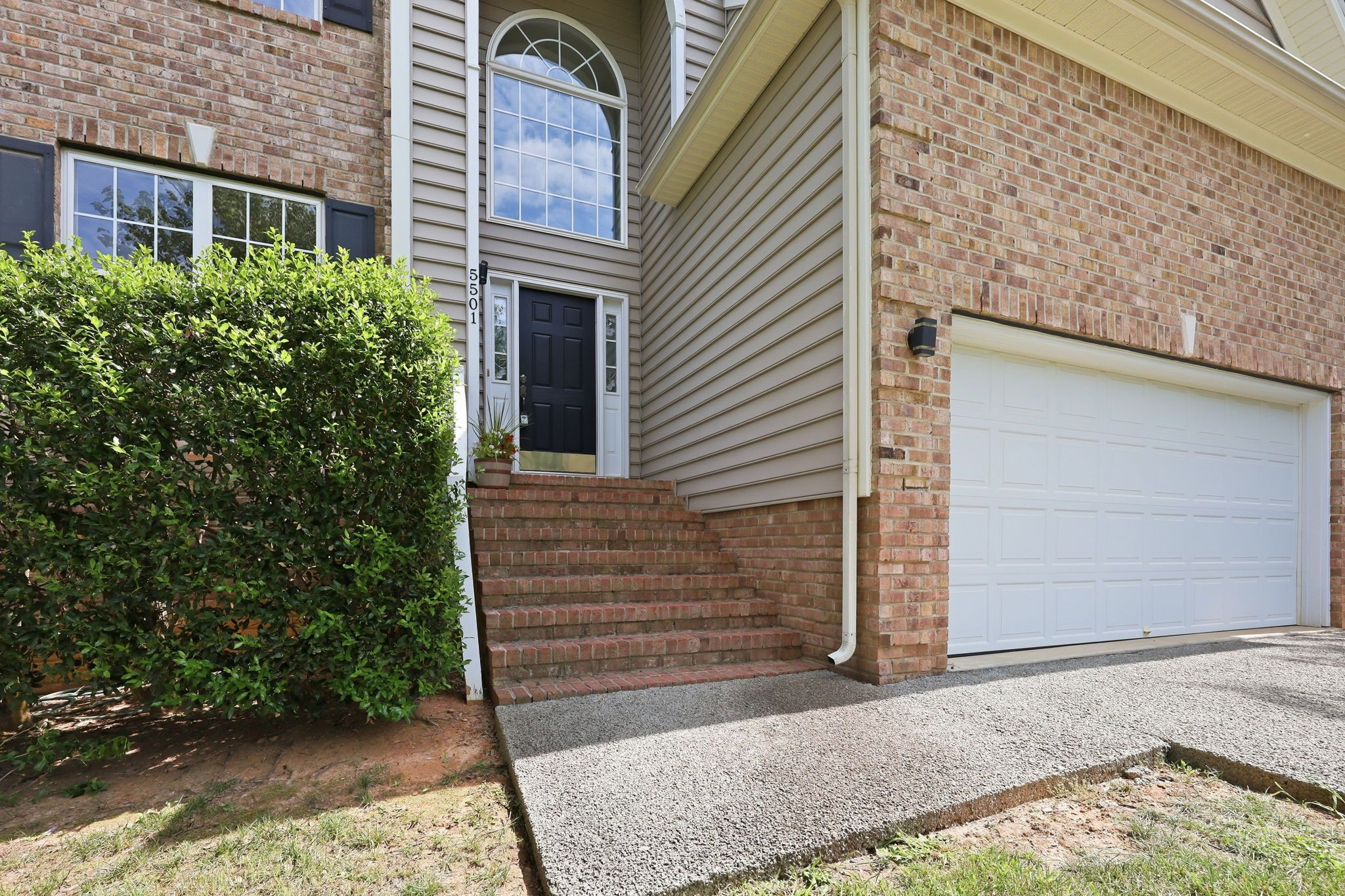 5501 Southern Cross Avenue Property Photo 3
