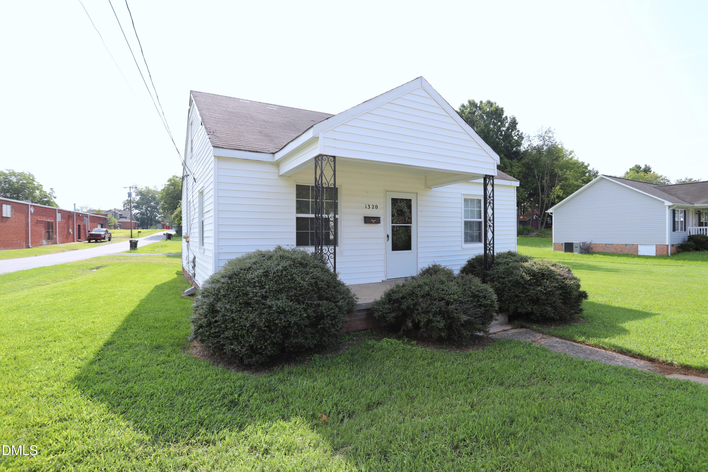 1320 Whitsett Street Property Photo 3