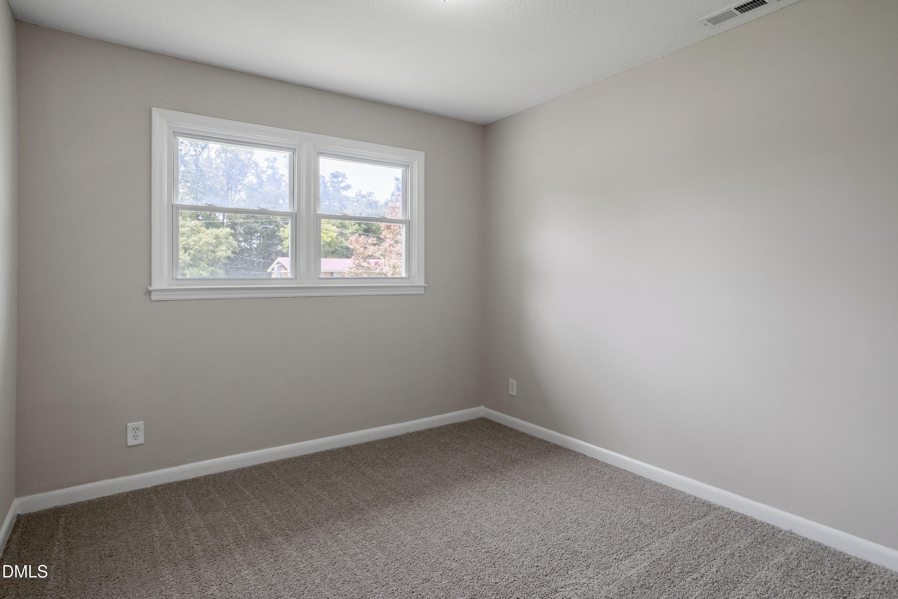 2912 Camberley Drive Property Photo 10