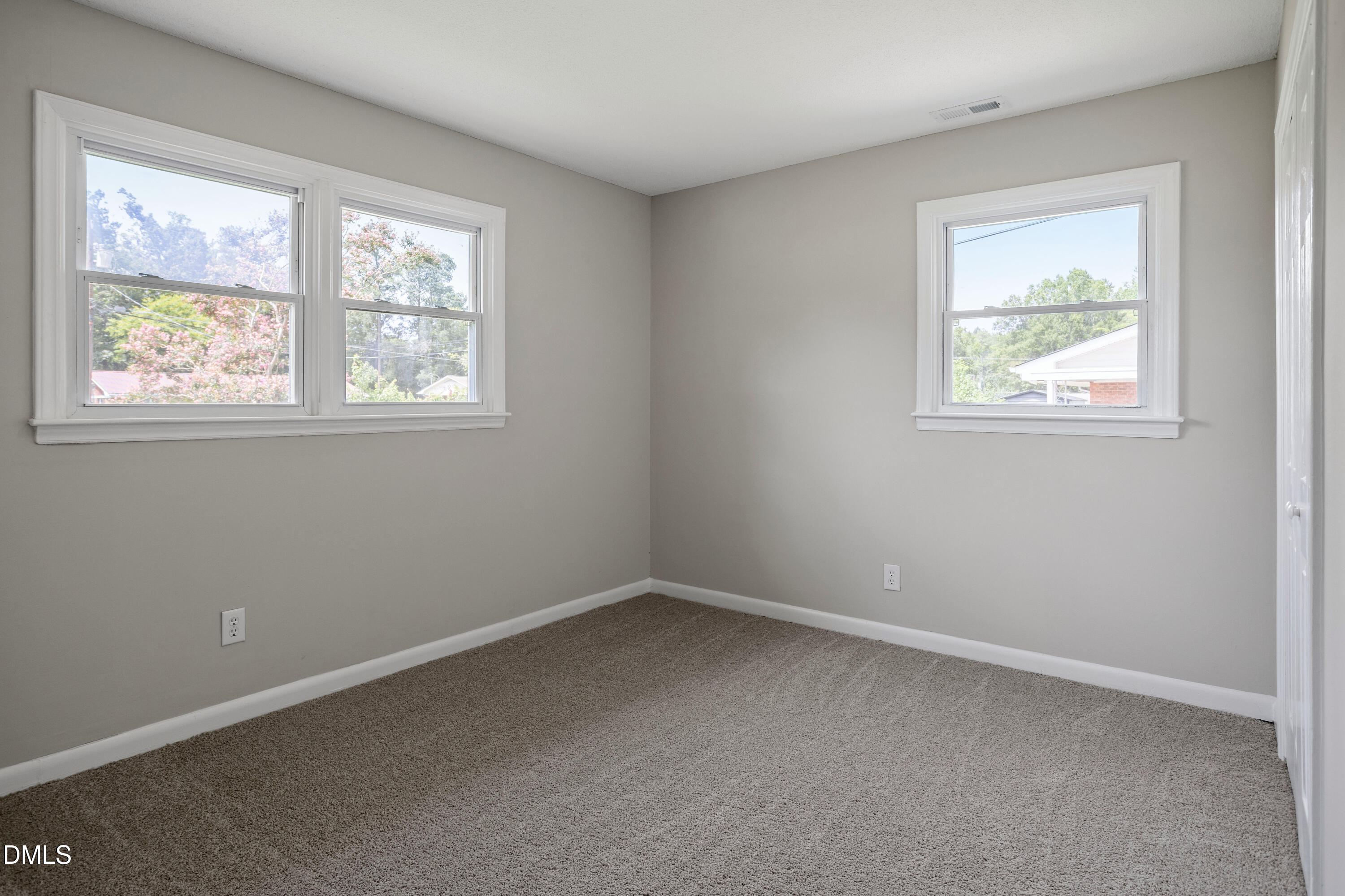 2912 Camberley Drive Property Photo 12