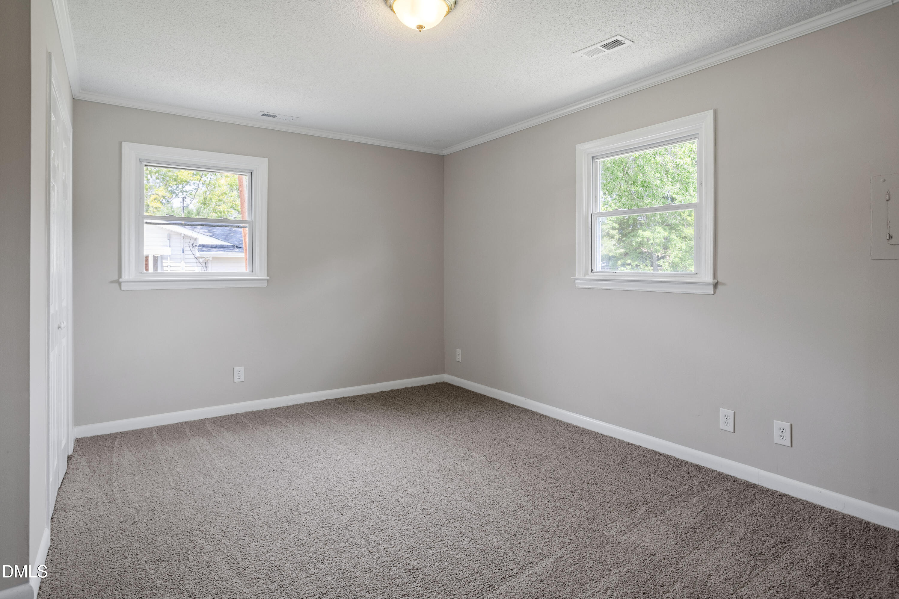 2912 Camberley Drive Property Photo 14