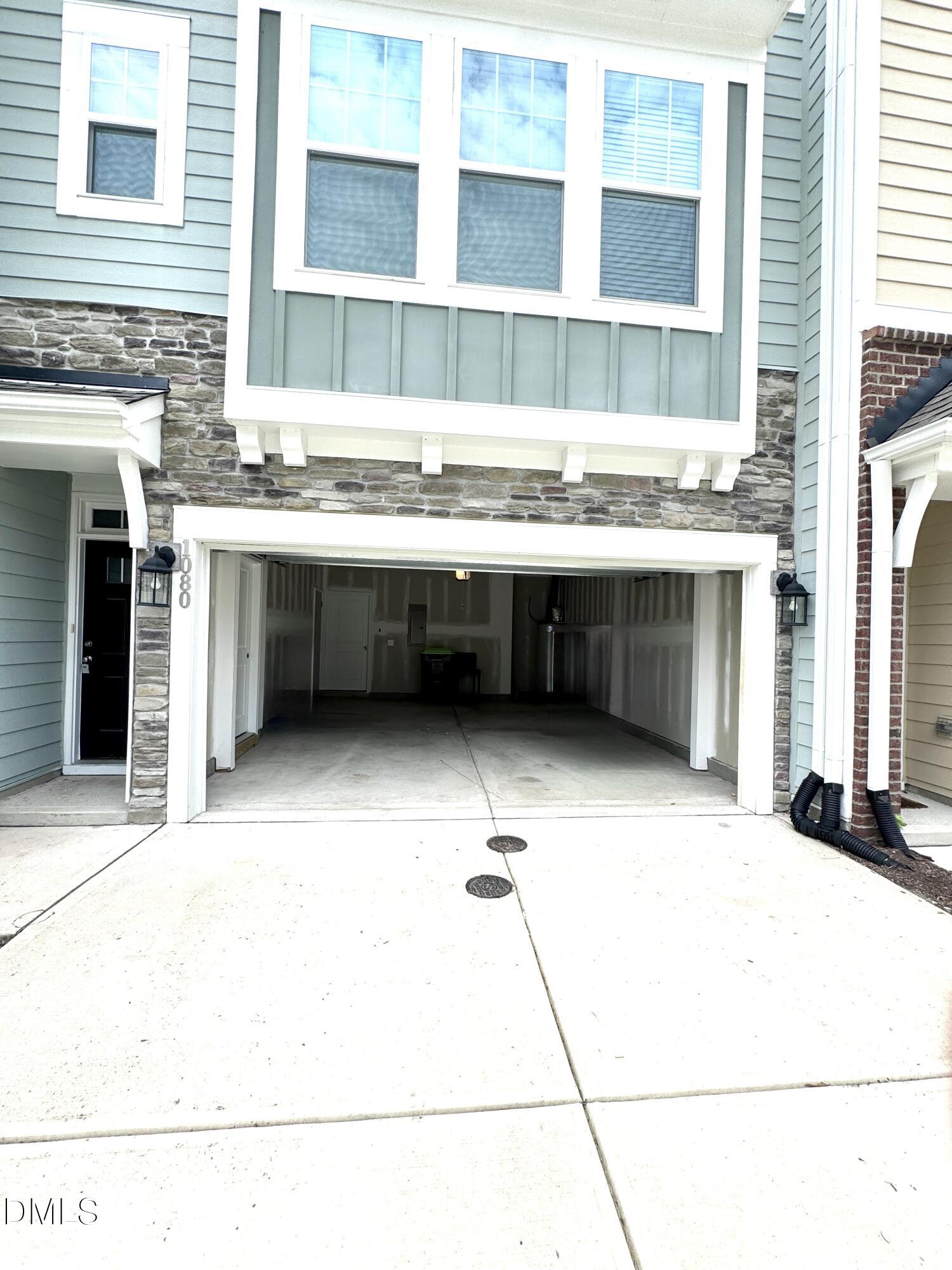 1080 Manorhaven Property Photo 2
