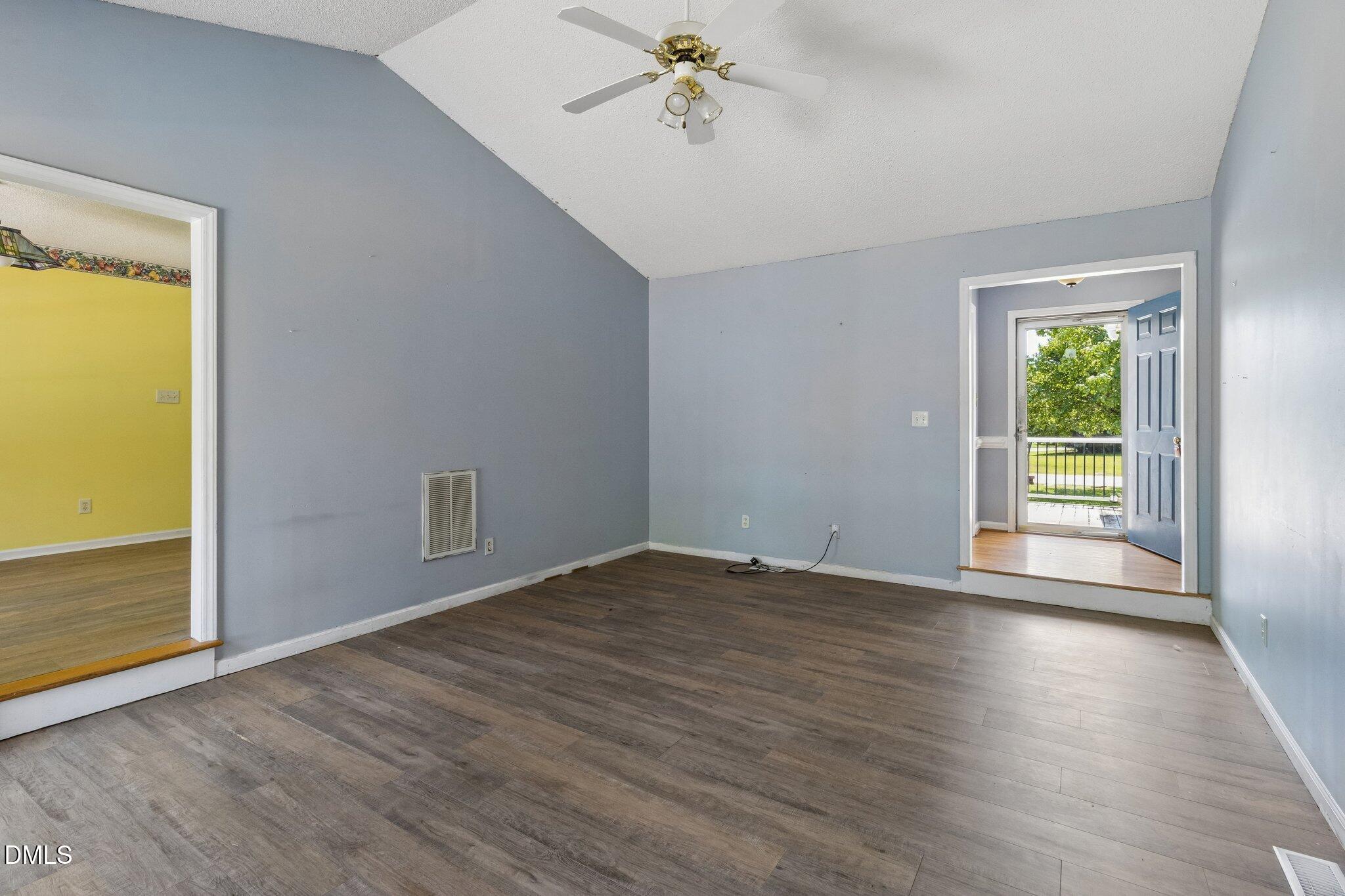 6304 Walnut Glen Drive Property Photo 10