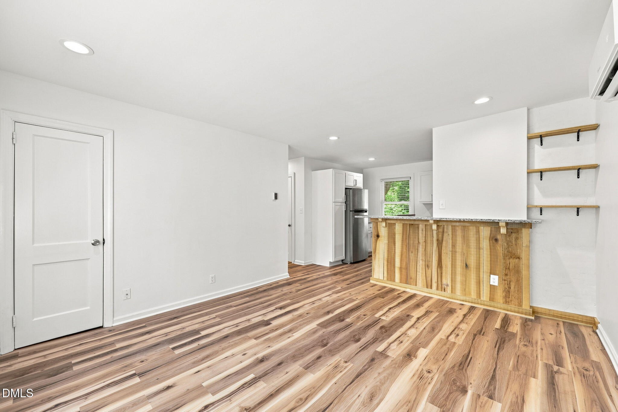 1400 Roslyn Drive 15b Property Photo 6