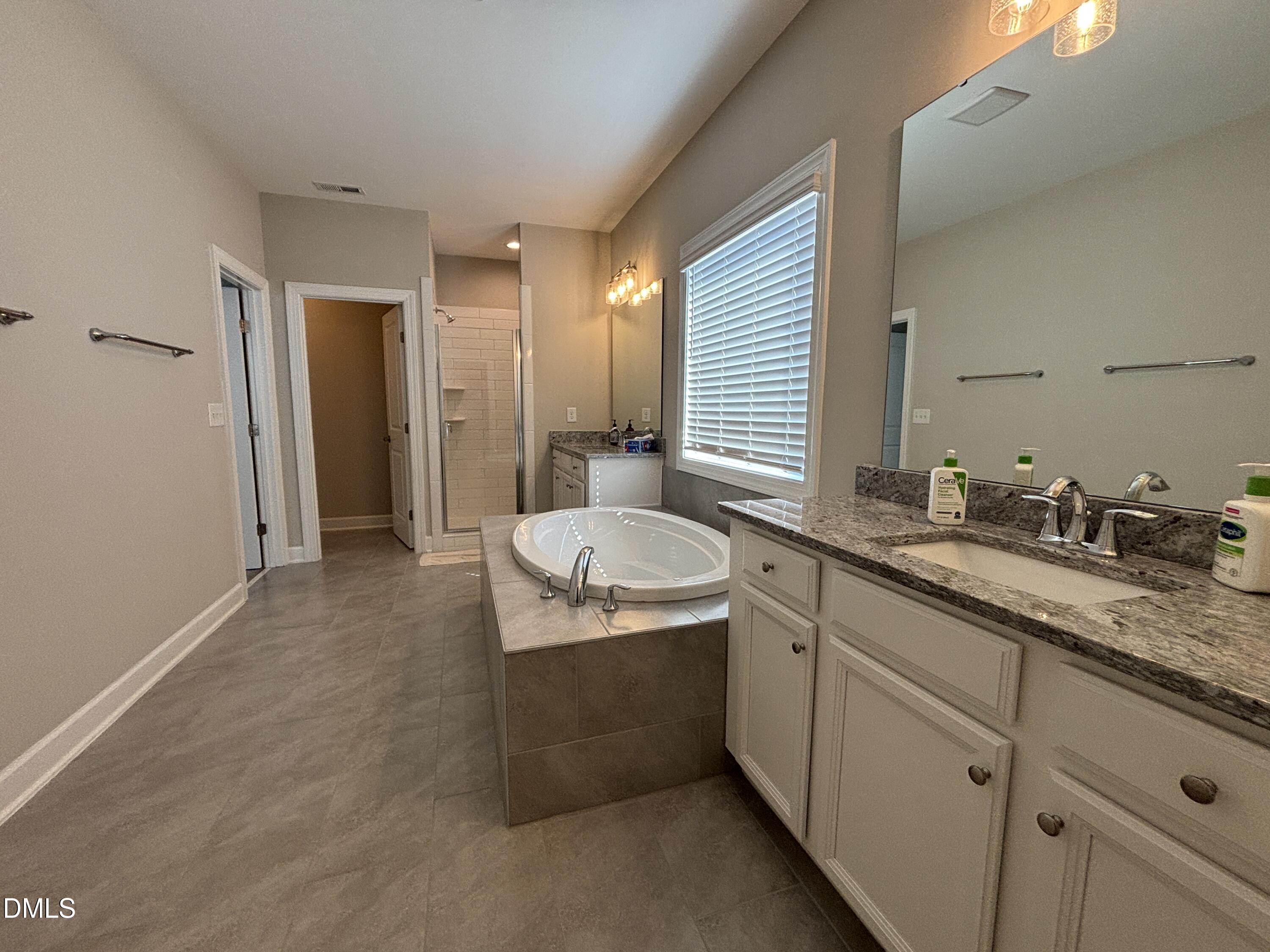 2020 Edens Ridge Avenue Property Photo 8