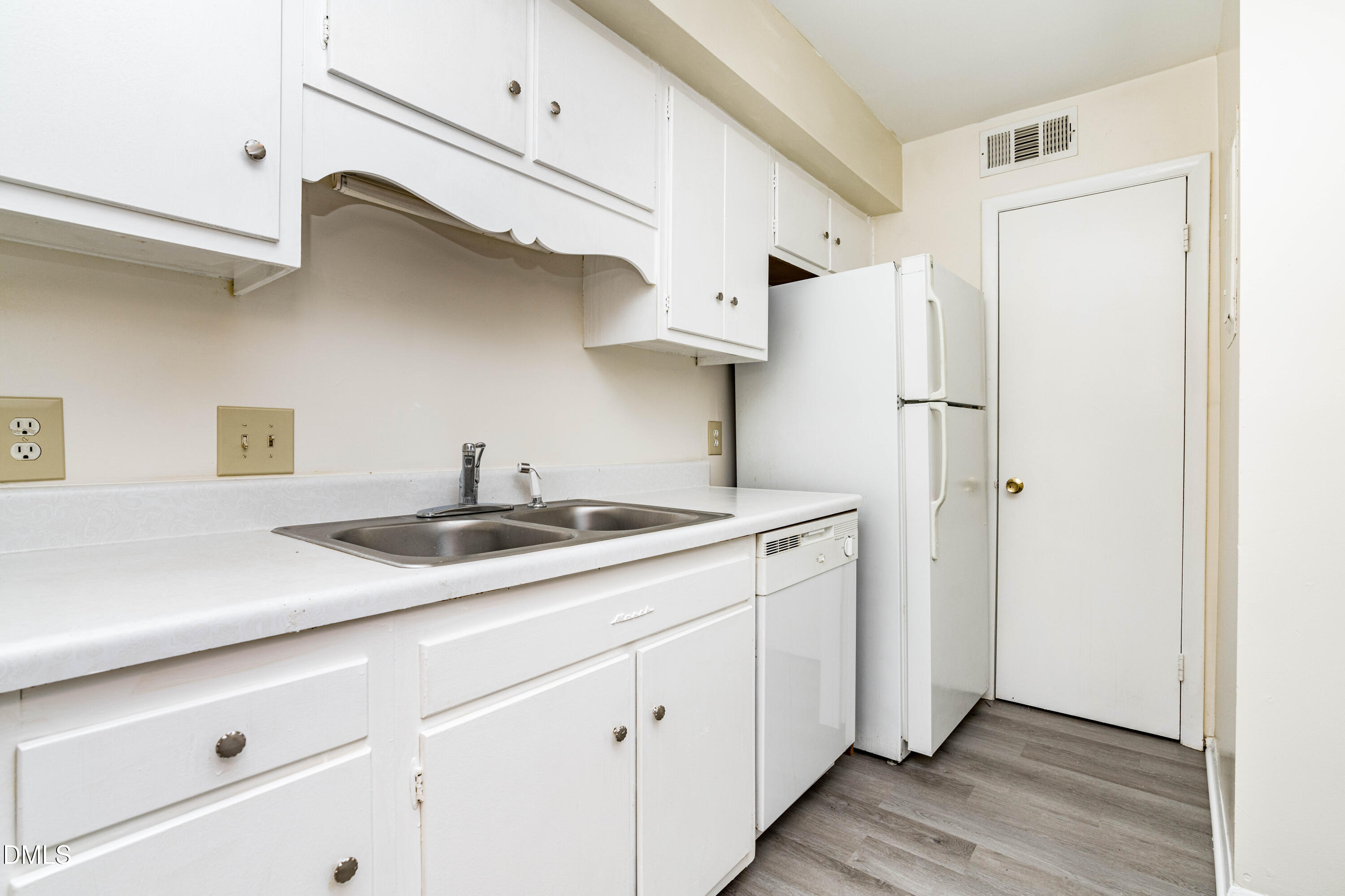 1232 Teakwood Place Property Photo 5