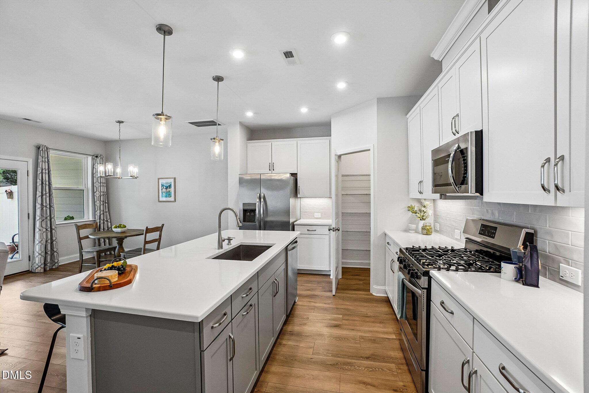 1207 Canary Pepper Drive Property Photo 6
