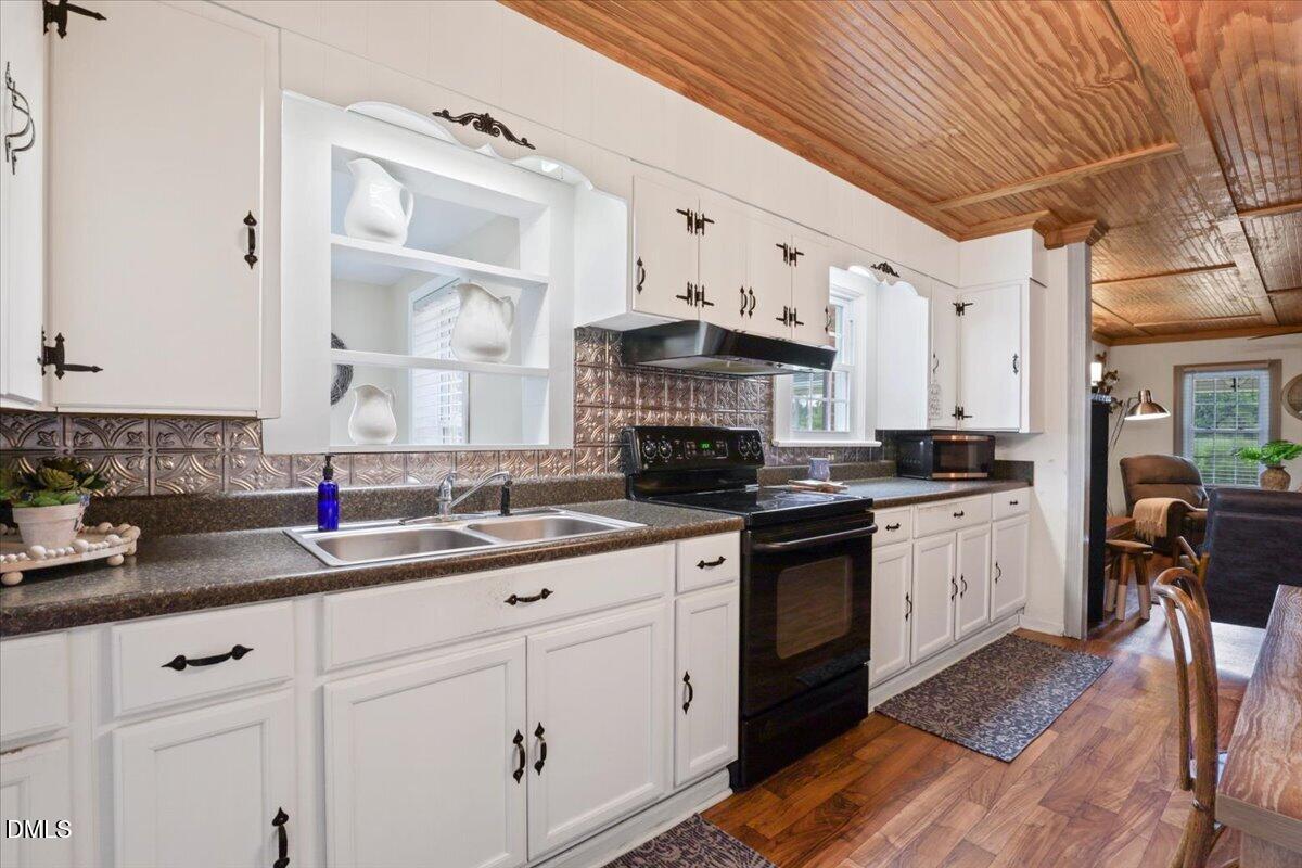 2205 Thompson Road Property Photo 13