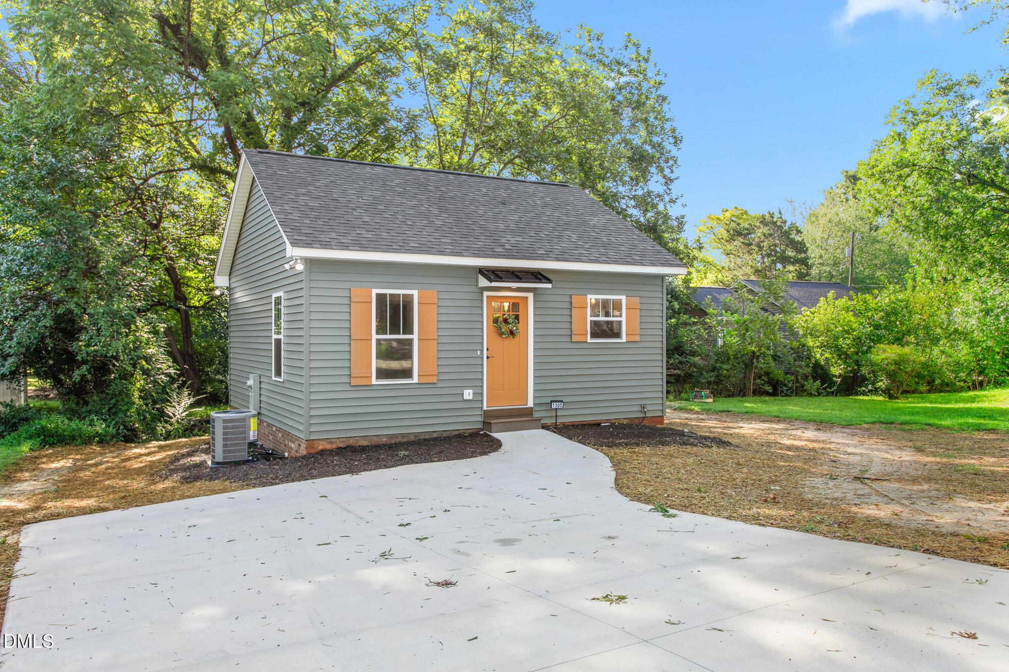 1305 E Willowbrook Drive Property Photo 1