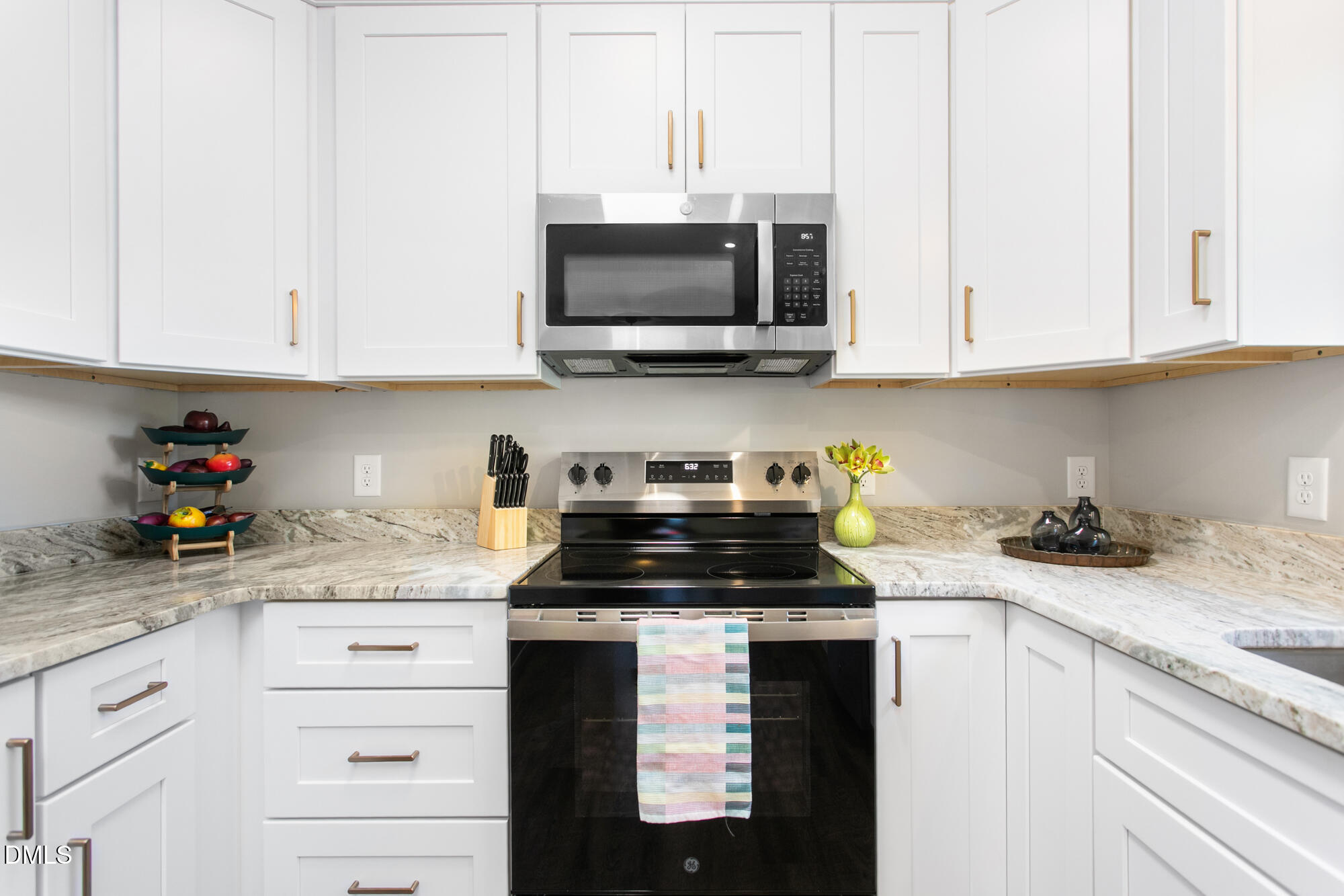 1305 E Willowbrook Drive Property Photo 8