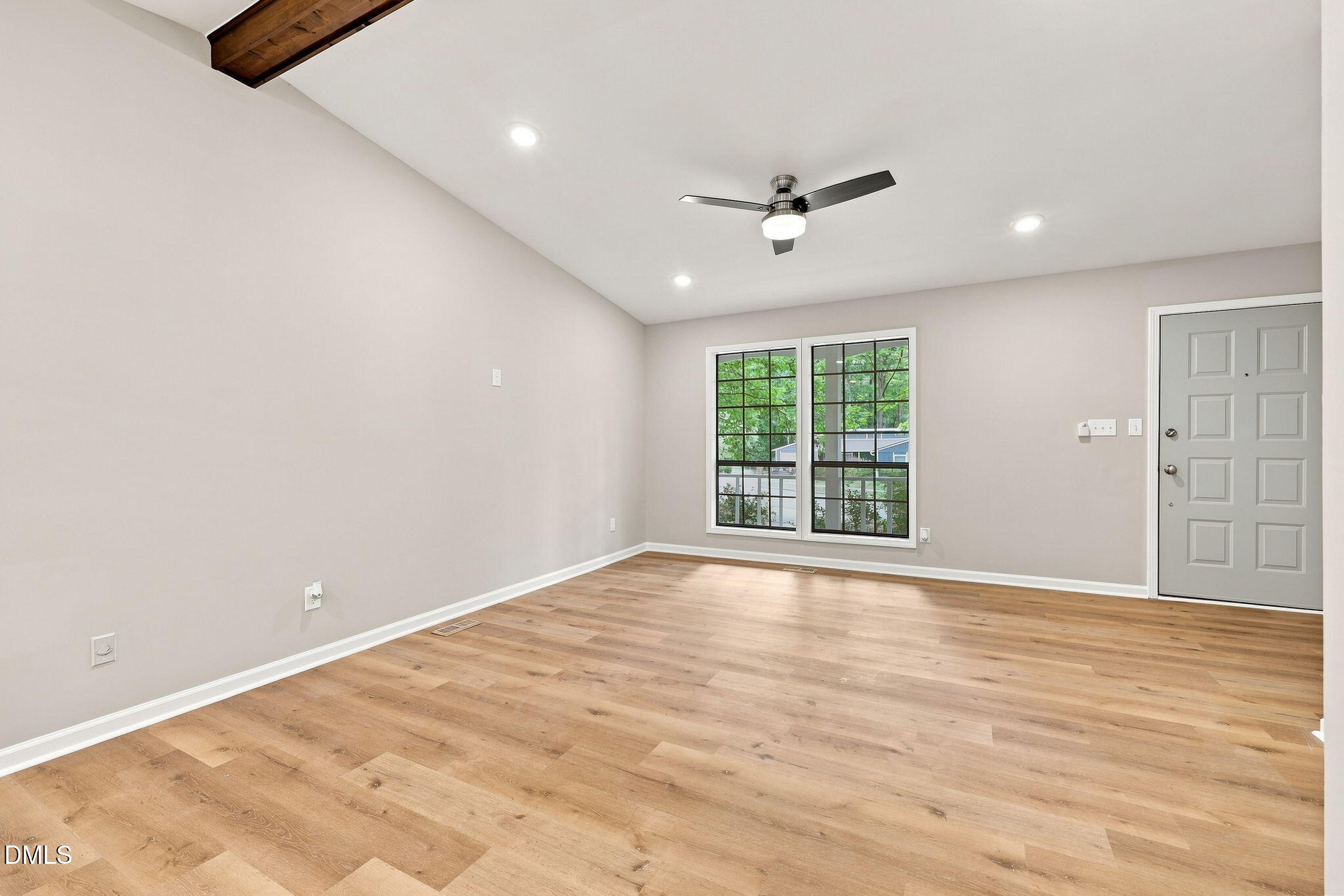 1006 Suterland Road Property Photo 10