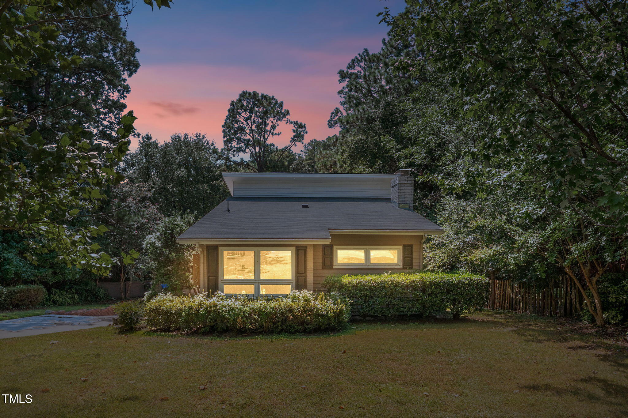 2519 Mirror Lake Drive Property Photo 1
