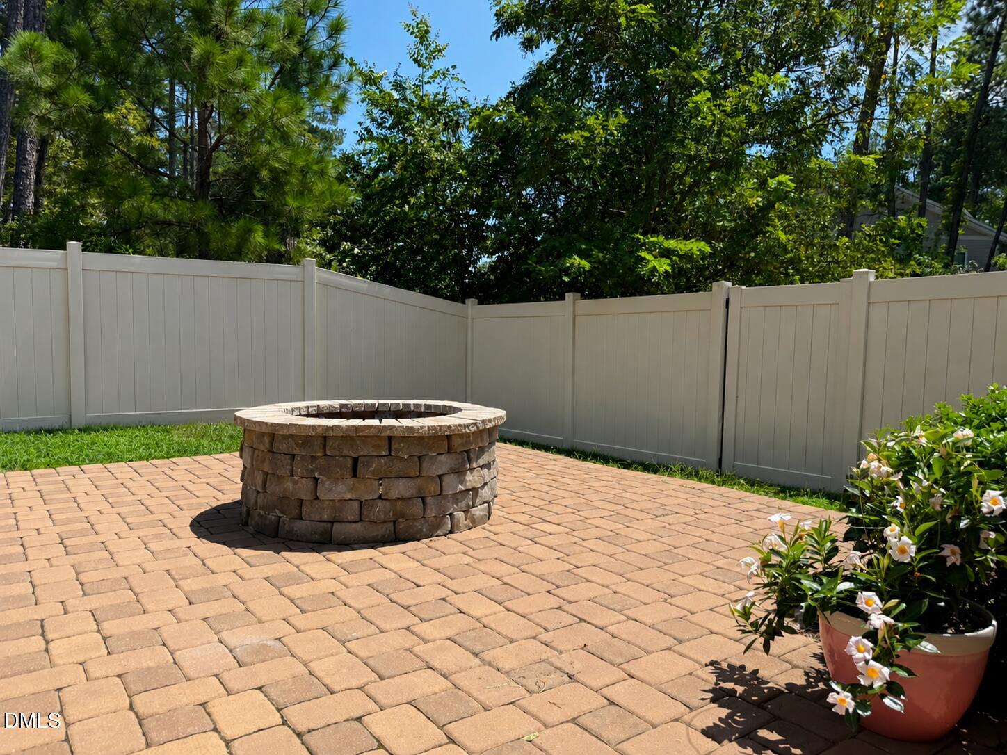 1004 Saffron Loop Property Photo 4
