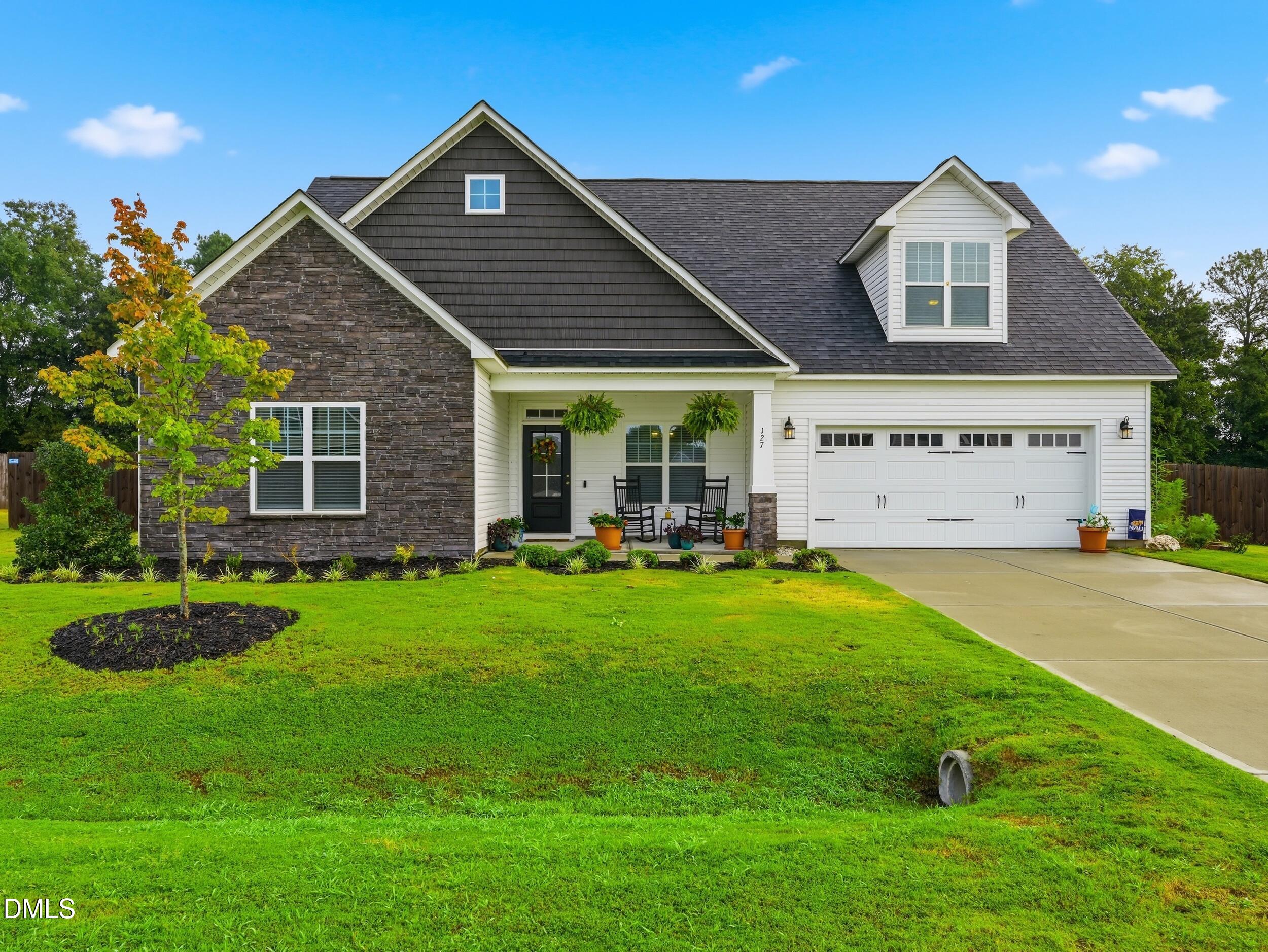 127 Looping Horse Circle Property Photo 1