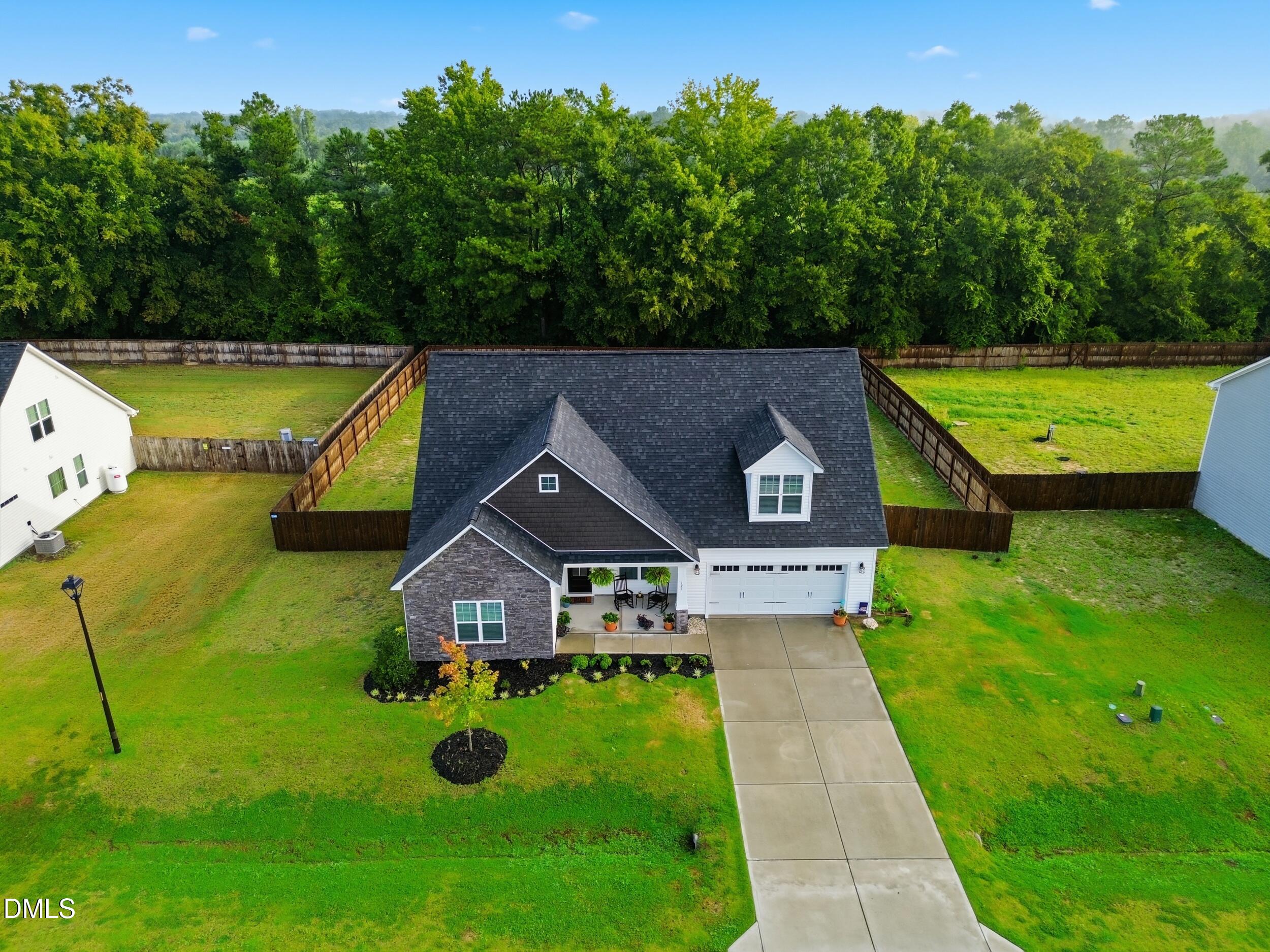 127 Looping Horse Circle Property Photo 5